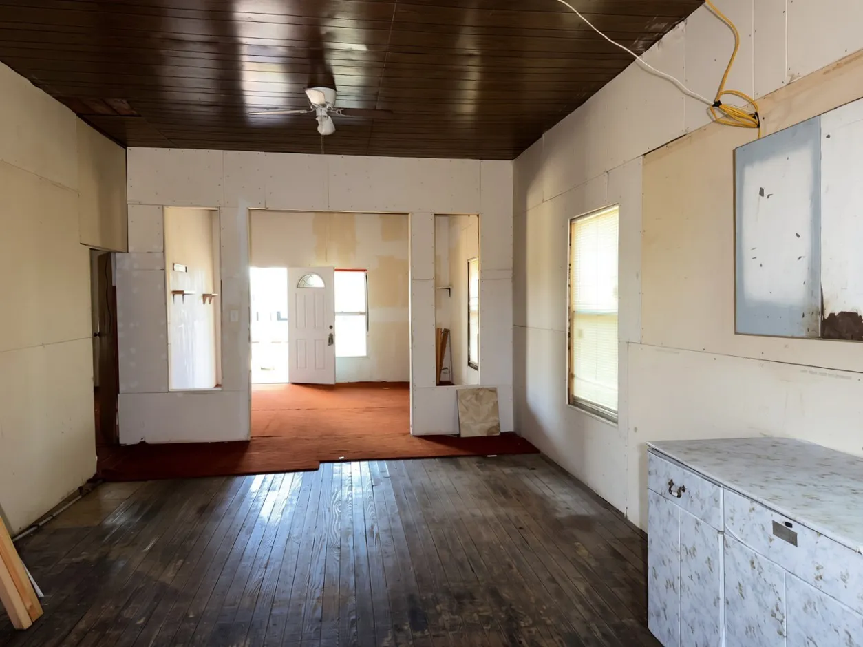 Single Family Residence For Sale in Jones County , 210 E Campbell Street, Stamford, Texas 79553, 2 Bedroom, 2 Bathroom, Garage spaces, 1,120 Sqft, built in 1928, mls#21347548, Real Estate Agent in Stamford, Homes For Sale in Jones county, Homes For Sale in Stamford, Realtor in Stamford Texas, Real Estate Brokerage Independent Realty Texas, Luminita Cordes Realtor