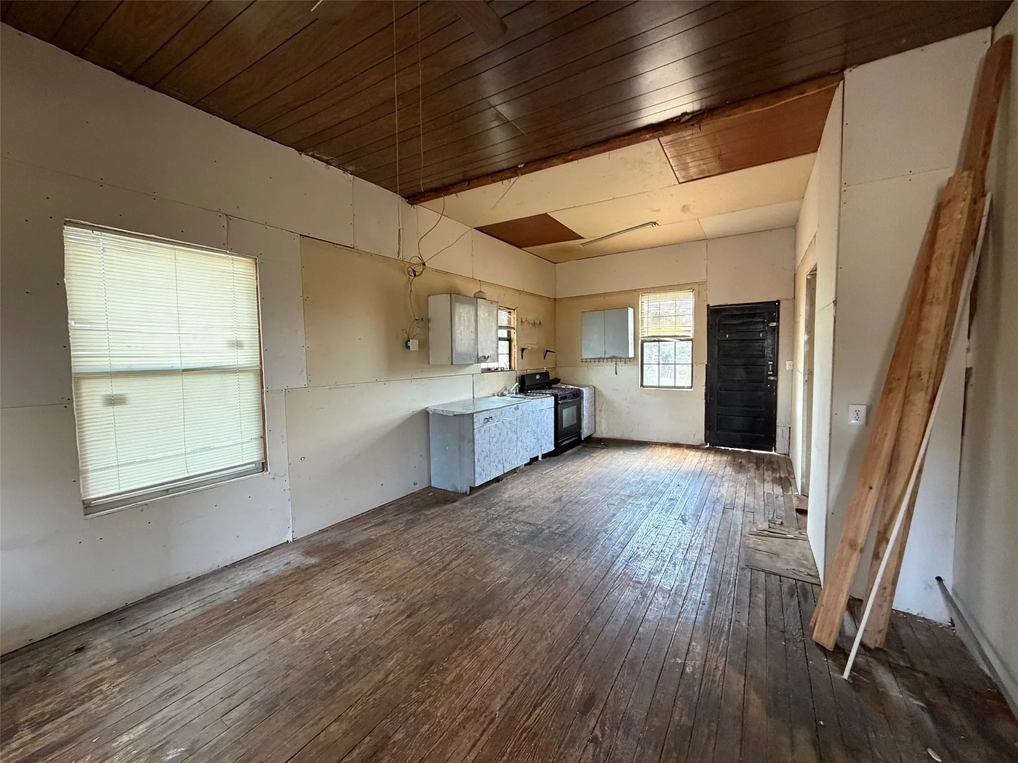 Single Family Residence For Sale in Jones County , 210 E Campbell Street, Stamford, Texas 79553, 2 Bedroom, 2 Bathroom, Garage spaces, 1,120 Sqft, built in 1928, mls#21347548, Real Estate Agent in Stamford, Homes For Sale in Jones county, Homes For Sale in Stamford, Realtor in Stamford Texas, Real Estate Brokerage Independent Realty Texas, Luminita Cordes Realtor