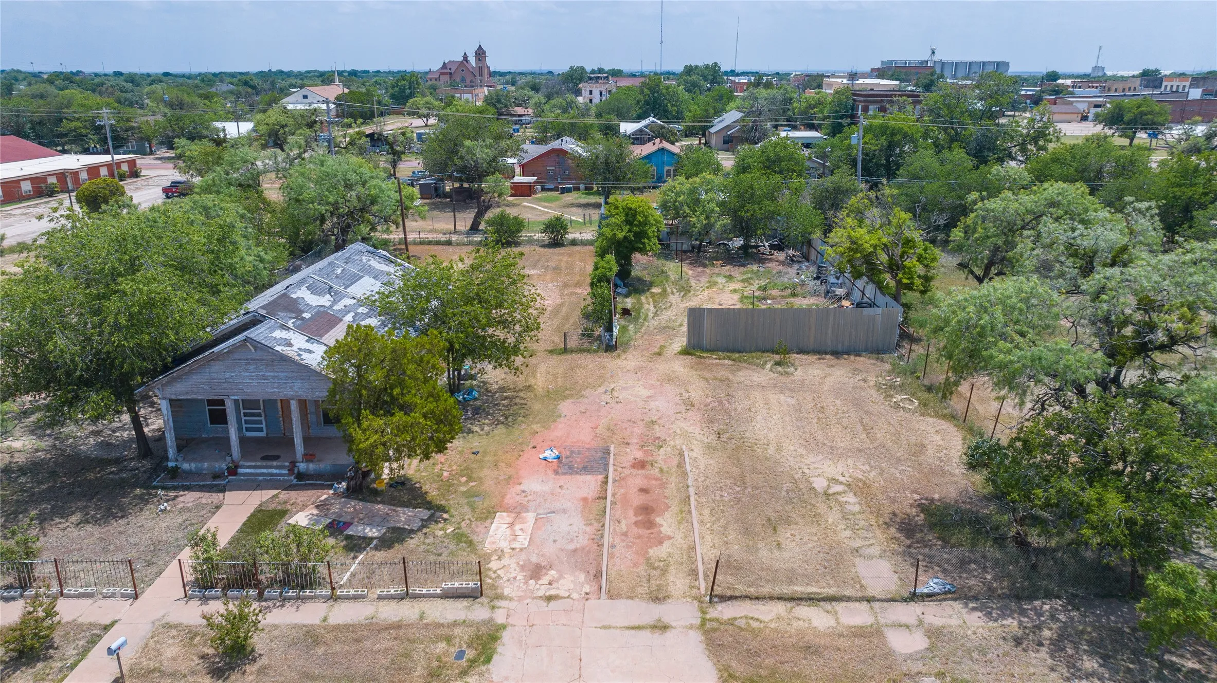 Single Family Residence For Sale in Jones County , 210 E Campbell Street, Stamford, Texas 79553, 2 Bedroom, 2 Bathroom, Garage spaces, 1,120 Sqft, built in 1928, mls#21347548, Real Estate Agent in Stamford, Homes For Sale in Jones county, Homes For Sale in Stamford, Realtor in Stamford Texas, Real Estate Brokerage Independent Realty Texas, Luminita Cordes Realtor