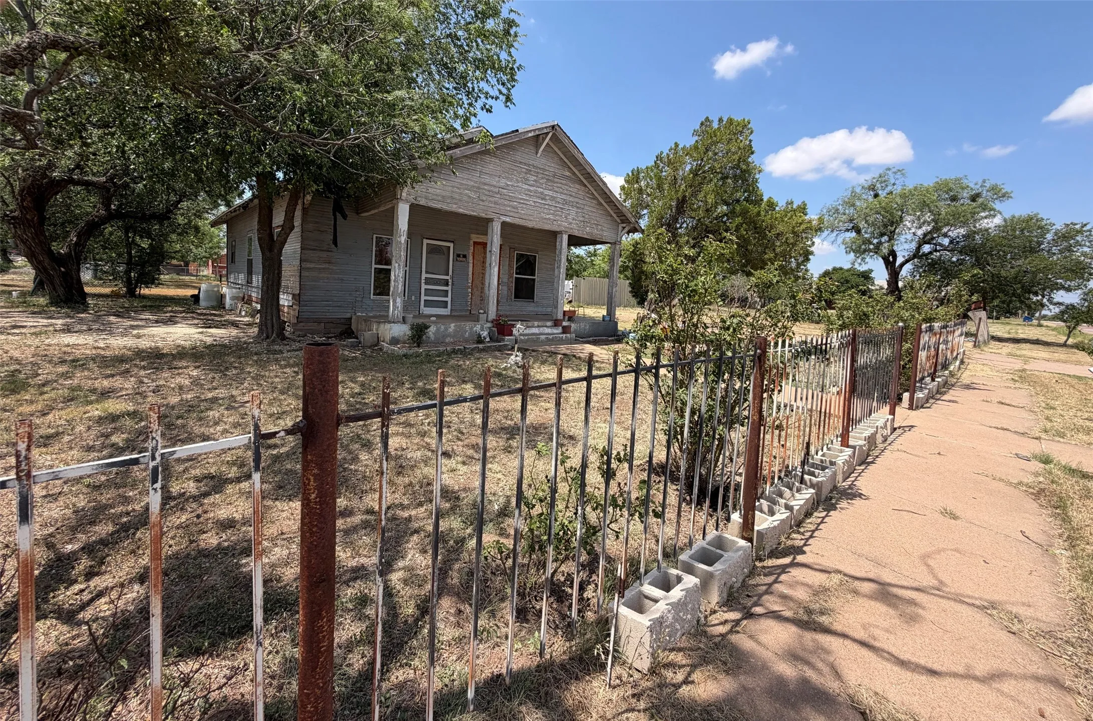 Single Family Residence For Sale in Jones County , 210 E Campbell Street, Stamford, Texas 79553, 2 Bedroom, 2 Bathroom, Garage spaces, 1,120 Sqft, built in 1928, mls#21347548, Real Estate Agent in Stamford, Homes For Sale in Jones county, Homes For Sale in Stamford, Realtor in Stamford Texas, Real Estate Brokerage Independent Realty Texas, Luminita Cordes Realtor