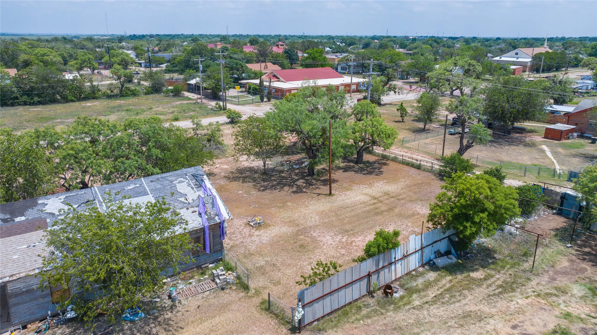 Single Family Residence For Sale in Jones County , 210 E Campbell Street, Stamford, Texas 79553, 2 Bedroom, 2 Bathroom, Garage spaces, 1,120 Sqft, built in 1928, mls#21347548, Real Estate Agent in Stamford, Homes For Sale in Jones county, Homes For Sale in Stamford, Realtor in Stamford Texas, Real Estate Brokerage Independent Realty Texas, Luminita Cordes Realtor