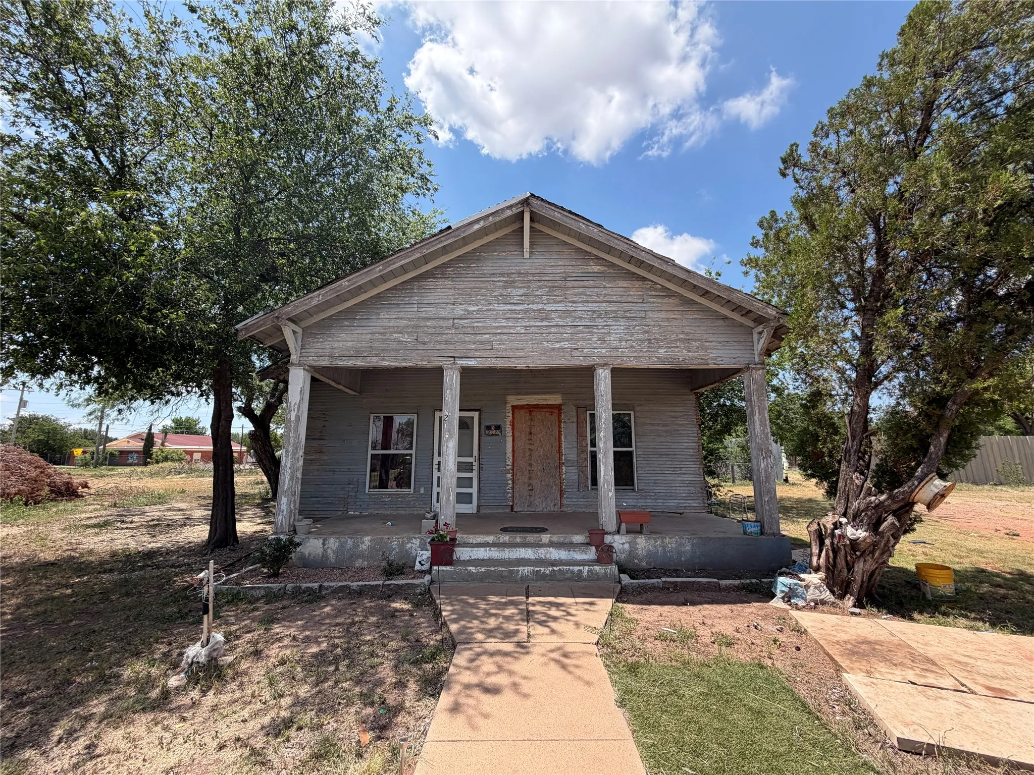 Single Family Residence For Sale in Jones County , 210 E Campbell Street, Stamford, Texas 79553, 2 Bedroom, 2 Bathroom, Garage spaces, 1,120 Sqft, built in 1928, mls#21347548, Real Estate Agent in Stamford, Homes For Sale in Jones county, Homes For Sale in Stamford, Realtor in Stamford Texas, Real Estate Brokerage Independent Realty Texas, Luminita Cordes Realtor