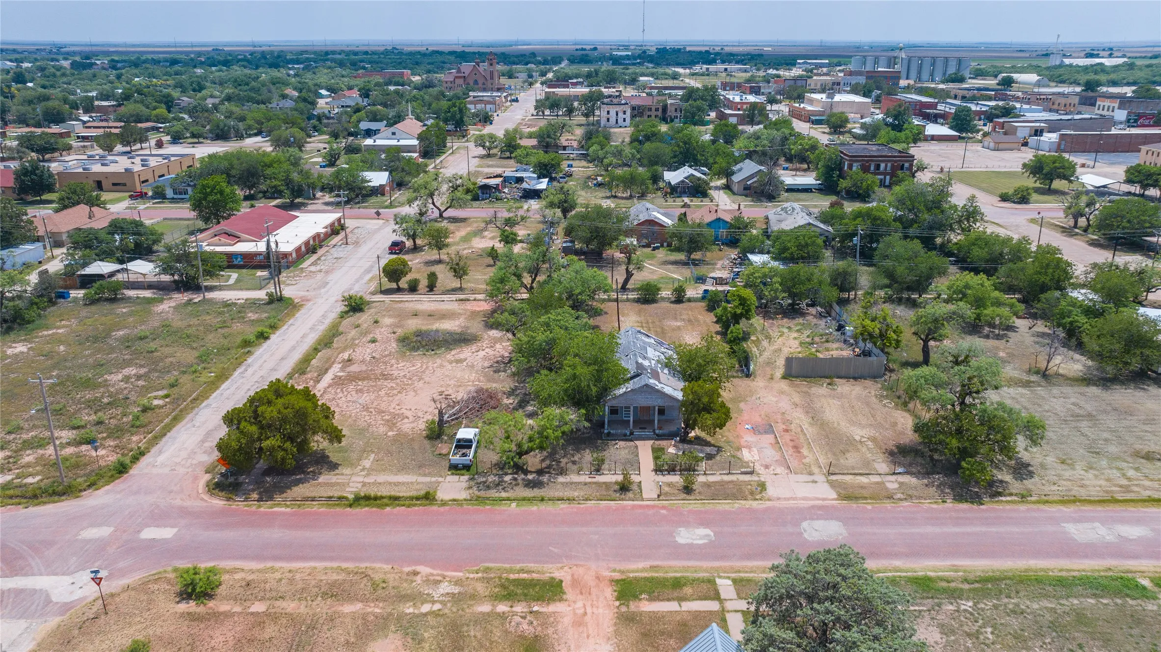 Single Family Residence For Sale in Jones County , 210 E Campbell Street, Stamford, Texas 79553, 2 Bedroom, 2 Bathroom, Garage spaces, 1,120 Sqft, built in 1928, mls#21347548, Real Estate Agent in Stamford, Homes For Sale in Jones county, Homes For Sale in Stamford, Realtor in Stamford Texas, Real Estate Brokerage Independent Realty Texas, Luminita Cordes Realtor