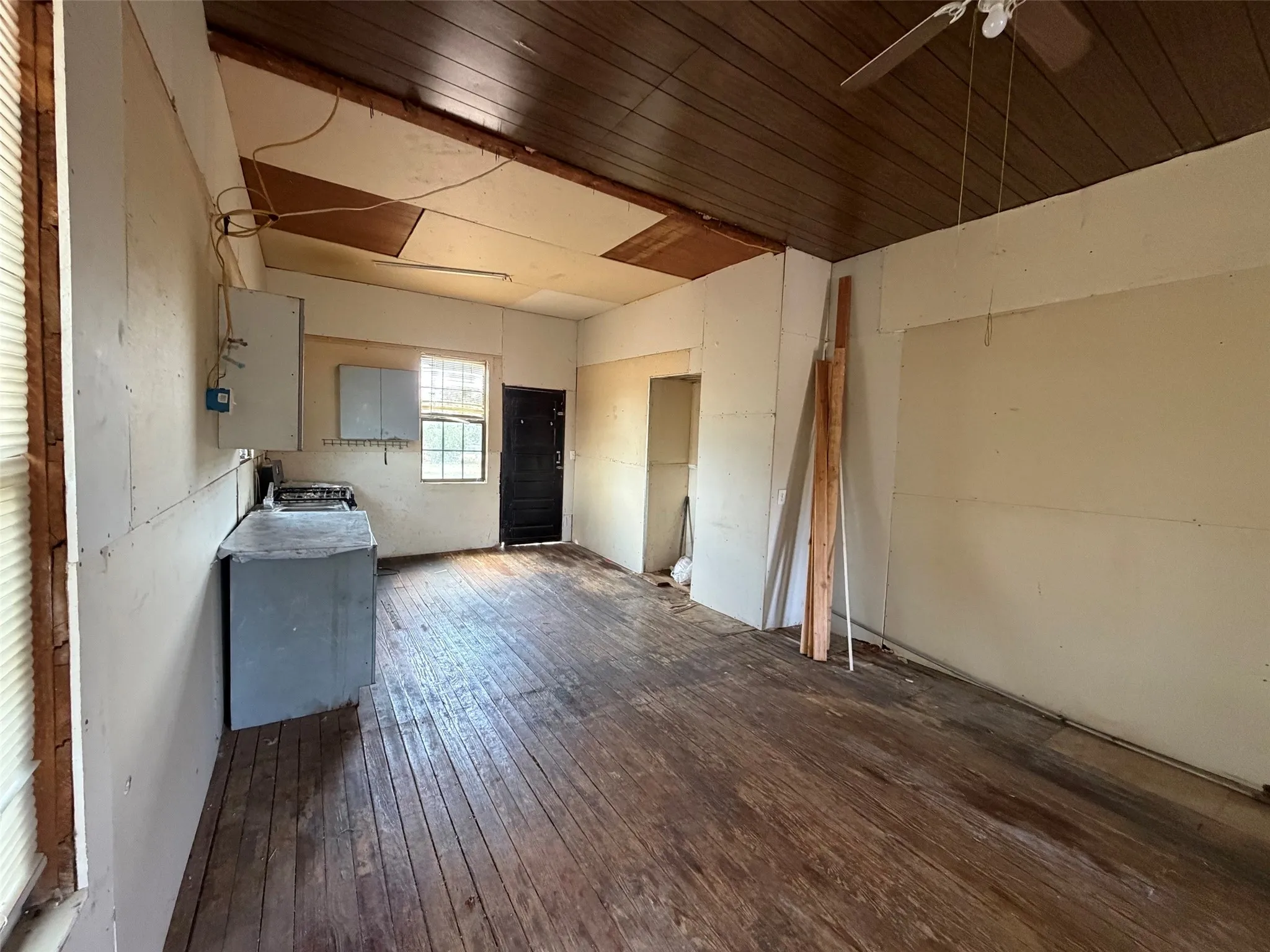 Single Family Residence For Sale in Jones County , 210 E Campbell Street, Stamford, Texas 79553, 2 Bedroom, 2 Bathroom, Garage spaces, 1,120 Sqft, built in 1928, mls#21347548, Real Estate Agent in Stamford, Homes For Sale in Jones county, Homes For Sale in Stamford, Realtor in Stamford Texas, Real Estate Brokerage Independent Realty Texas, Luminita Cordes Realtor