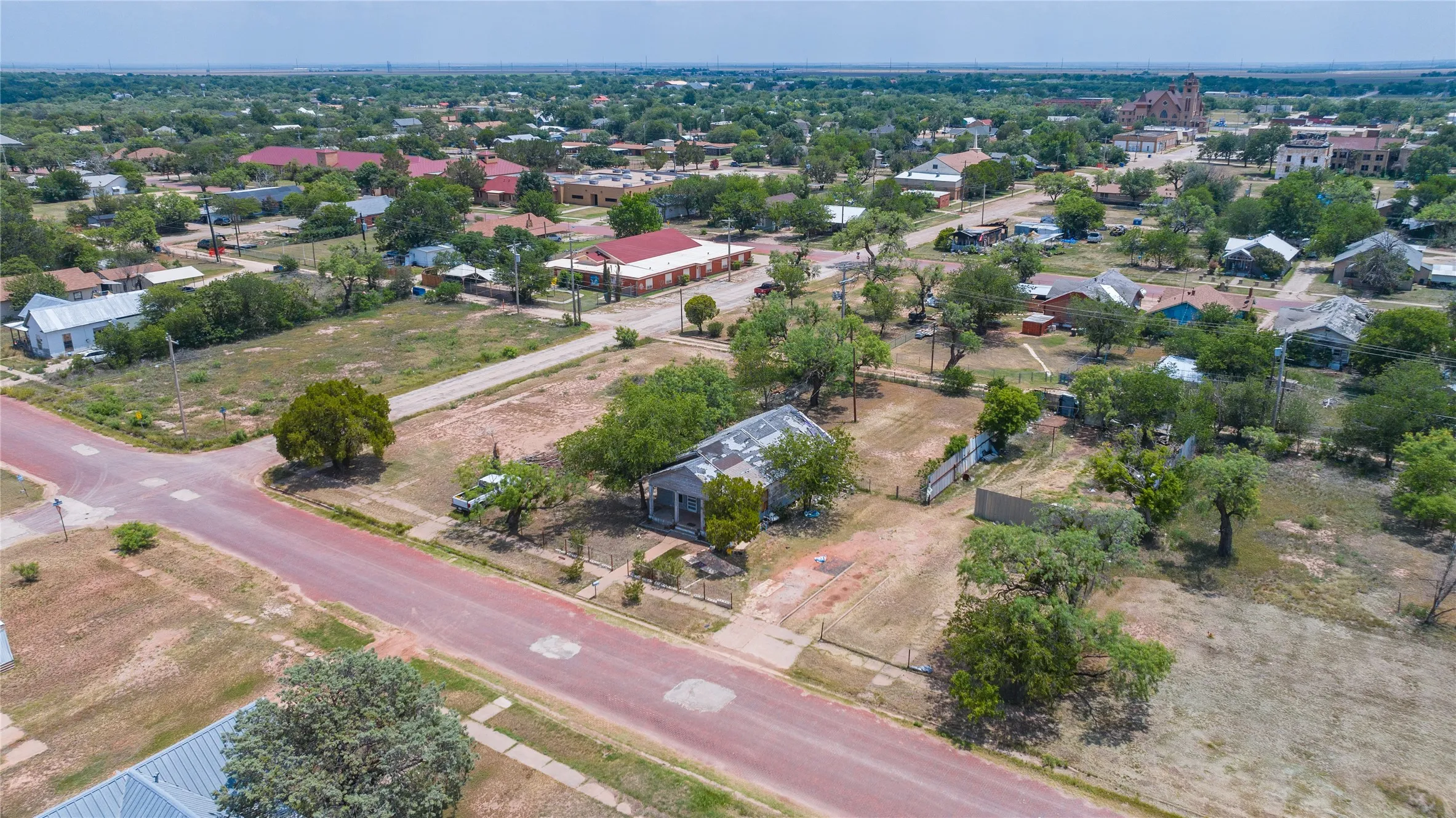 Single Family Residence For Sale in Jones County , 210 E Campbell Street, Stamford, Texas 79553, 2 Bedroom, 2 Bathroom, Garage spaces, 1,120 Sqft, built in 1928, mls#21347548, Real Estate Agent in Stamford, Homes For Sale in Jones county, Homes For Sale in Stamford, Realtor in Stamford Texas, Real Estate Brokerage Independent Realty Texas, Luminita Cordes Realtor