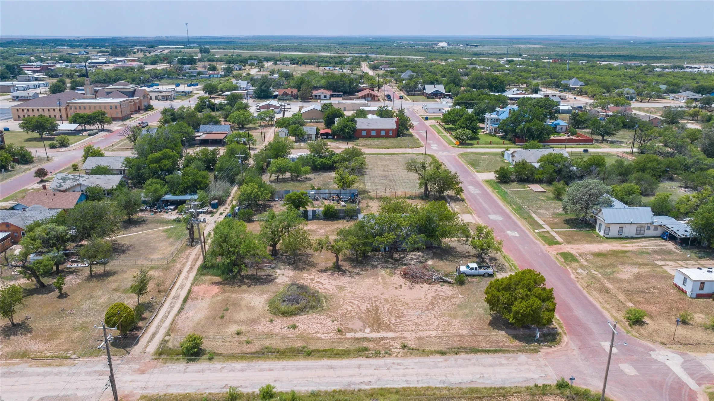 Single Family Residence For Sale in Jones County , 210 E Campbell Street, Stamford, Texas 79553, 2 Bedroom, 2 Bathroom, Garage spaces, 1,120 Sqft, built in 1928, mls#21347548, Real Estate Agent in Stamford, Homes For Sale in Jones county, Homes For Sale in Stamford, Realtor in Stamford Texas, Real Estate Brokerage Independent Realty Texas, Luminita Cordes Realtor