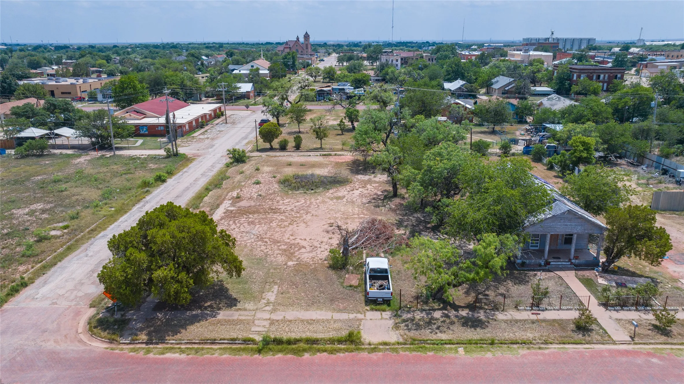 Single Family Residence For Sale in Jones County , 210 E Campbell Street, Stamford, Texas 79553, 2 Bedroom, 2 Bathroom, Garage spaces, 1,120 Sqft, built in 1928, mls#21347548, Real Estate Agent in Stamford, Homes For Sale in Jones county, Homes For Sale in Stamford, Realtor in Stamford Texas, Real Estate Brokerage Independent Realty Texas, Luminita Cordes Realtor