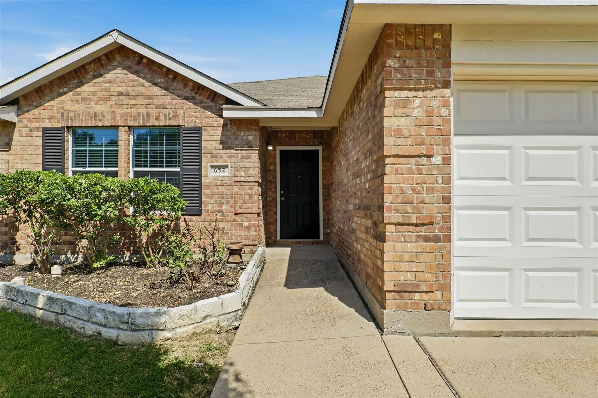 Single Family Residence For Sale in Collin County , 652 Lincoln Avenue, Lavon, Texas 75166, 3 Bedroom, 2 Bathroom, 2 Garage spaces, 1,740 Sqft, built in 2010, mls#21345737, Real Estate Agent in Lavon, Homes For Sale in Collin county, Homes For Sale in Lavon, Realtor in Lavon Texas, Real Estate Brokerage Independent Realty Texas, Luminita Cordes Realtor