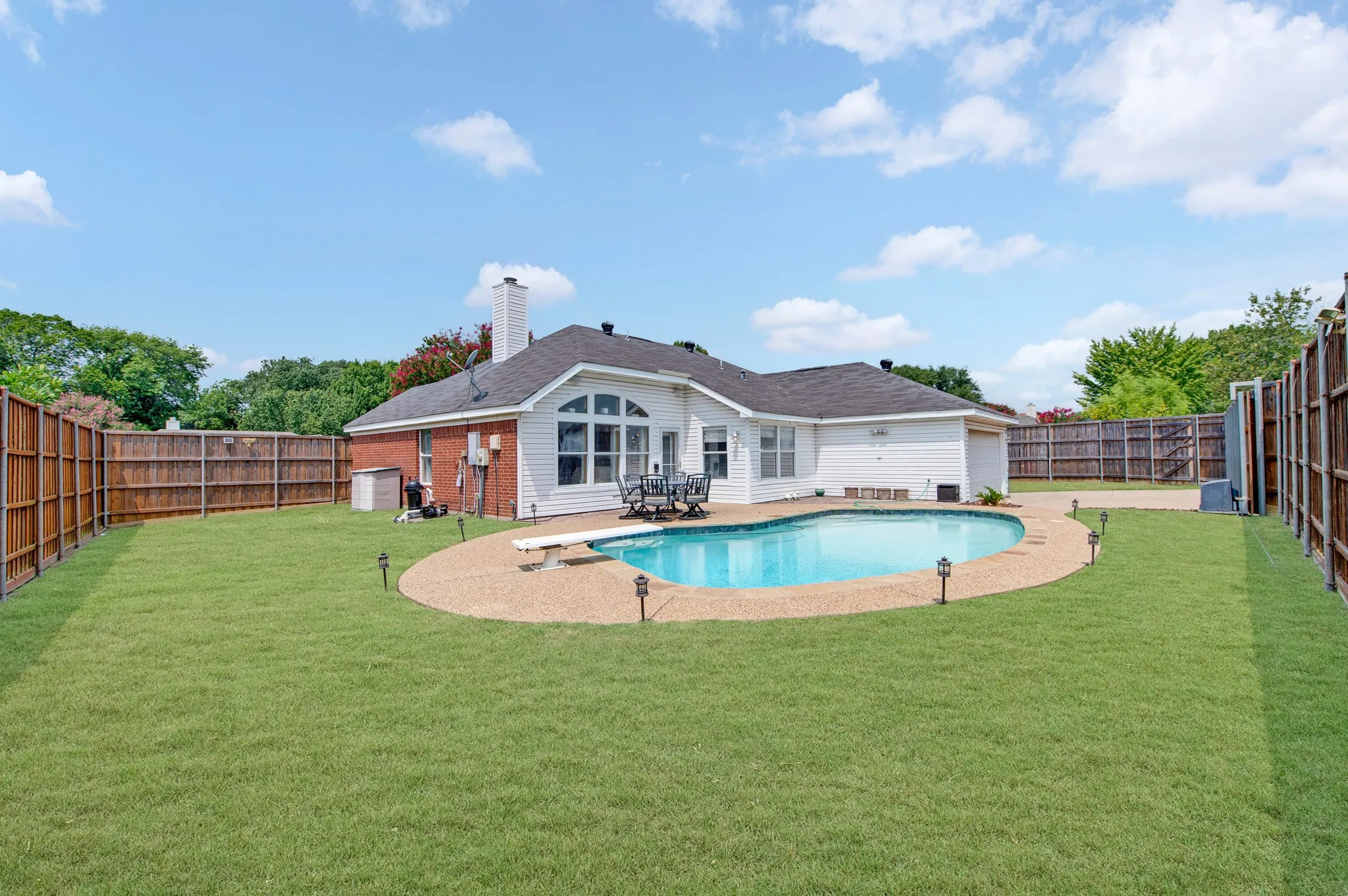 Single Family Residence For Sale in Dallas County , 1926 Oak Bend Lane, Garland, Texas 75040, 3 Bedroom, 2 Bathroom, 2 Garage spaces, 1,849 Sqft, built in 1992, mls#21347546, Real Estate Agent in Garland, Homes For Sale in Dallas county, Homes For Sale in Garland, Realtor in Garland Texas, Real Estate Brokerage Independent Realty Texas, Luminita Cordes Realtor