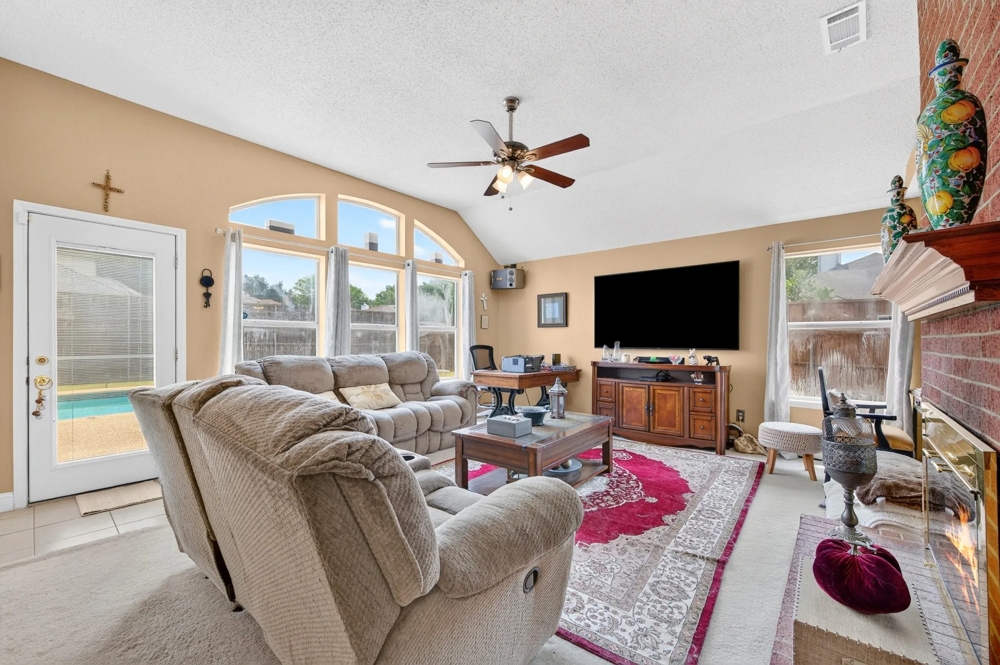 Single Family Residence For Sale in Dallas County , 1926 Oak Bend Lane, Garland, Texas 75040, 3 Bedroom, 2 Bathroom, 2 Garage spaces, 1,849 Sqft, built in 1992, mls#21347546, Real Estate Agent in Garland, Homes For Sale in Dallas county, Homes For Sale in Garland, Realtor in Garland Texas, Real Estate Brokerage Independent Realty Texas, Luminita Cordes Realtor