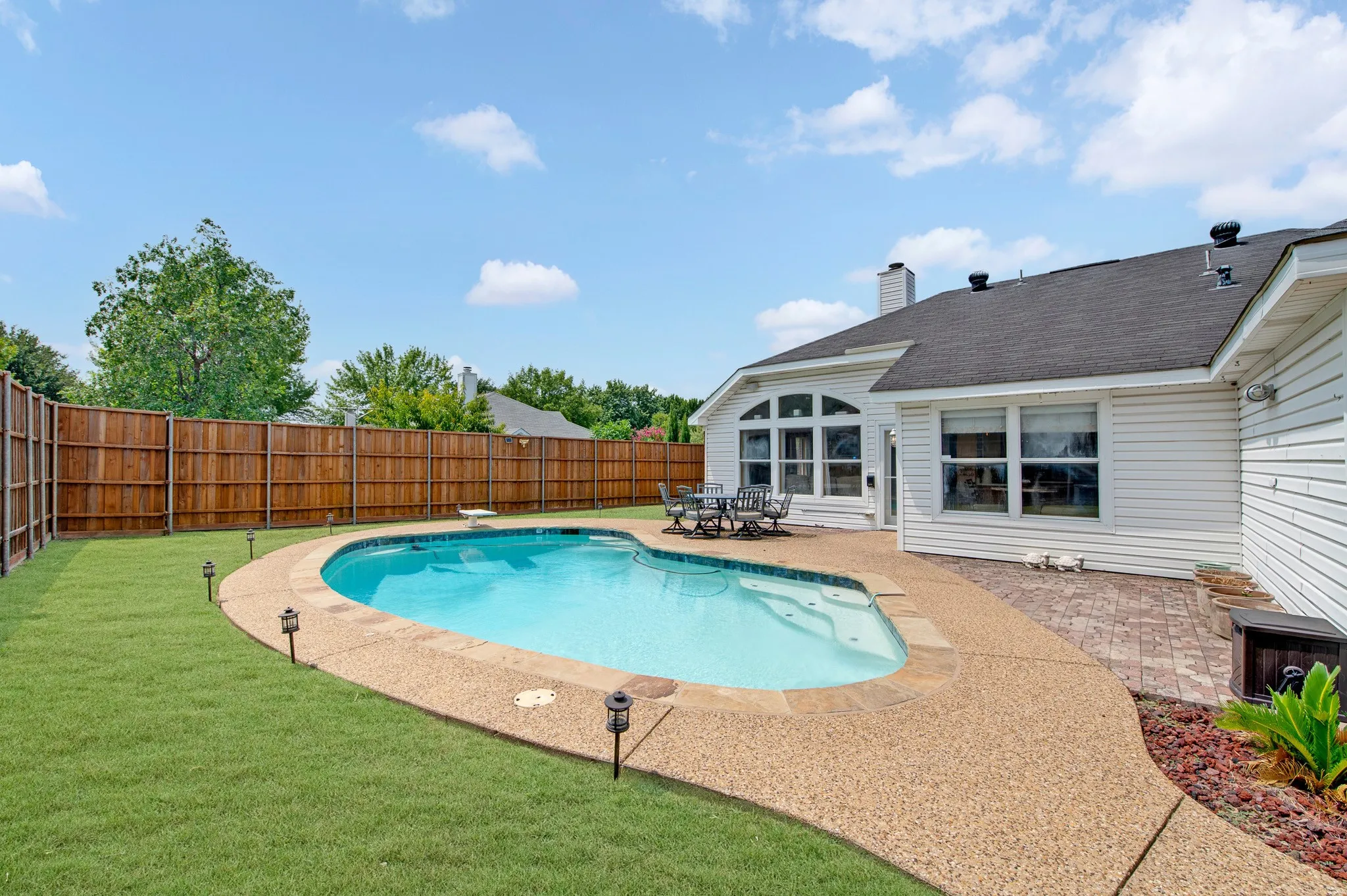 Single Family Residence For Sale in Dallas County , 1926 Oak Bend Lane, Garland, Texas 75040, 3 Bedroom, 2 Bathroom, 2 Garage spaces, 1,849 Sqft, built in 1992, mls#21347546, Real Estate Agent in Garland, Homes For Sale in Dallas county, Homes For Sale in Garland, Realtor in Garland Texas, Real Estate Brokerage Independent Realty Texas, Luminita Cordes Realtor