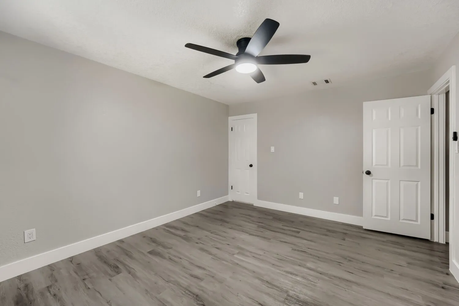 Single Family Residence For Sale in Williamson County , 1612 Hermitage Drive, Round Rock, Texas 78681, 4 Bedroom, 3 Bathroom, 2 Garage spaces, 2,294 Sqft, built in 1985, mls#21347575, Real Estate Agent in Round Rock, Homes For Sale in Williamson county, Homes For Sale in Round Rock, Realtor in Round Rock Texas, Real Estate Brokerage Independent Realty Texas, Luminita Cordes Realtor