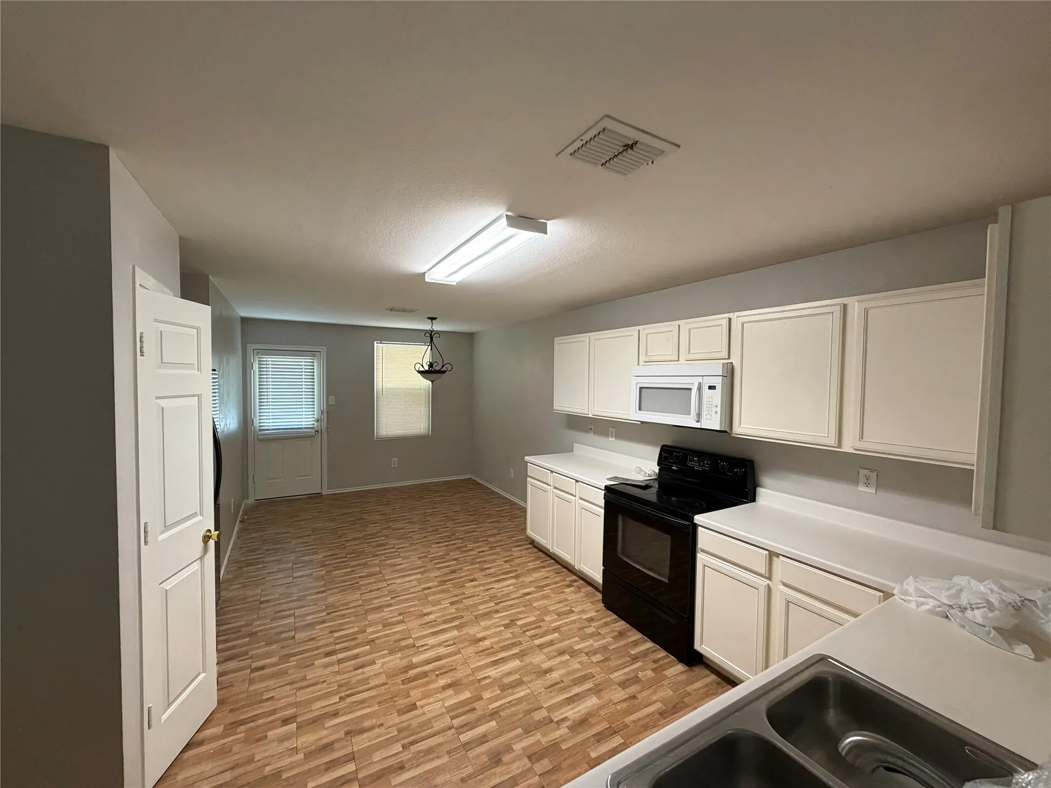 Single Family Residence For Rent in Collin County , 12842 Cowper Drive, Frisco, Texas 75035, 3 Bedroom, 2 Bathroom, 2 Garage spaces, 1,883 Sqft, built in 2004, mls#21335795, Real Estate Agent in Frisco, Homes For Rent in Collin county, Homes For Rent in Frisco, Realtor in Frisco Texas, Real Estate Brokerage Independent Realty Texas, Luminita Cordes Realtor