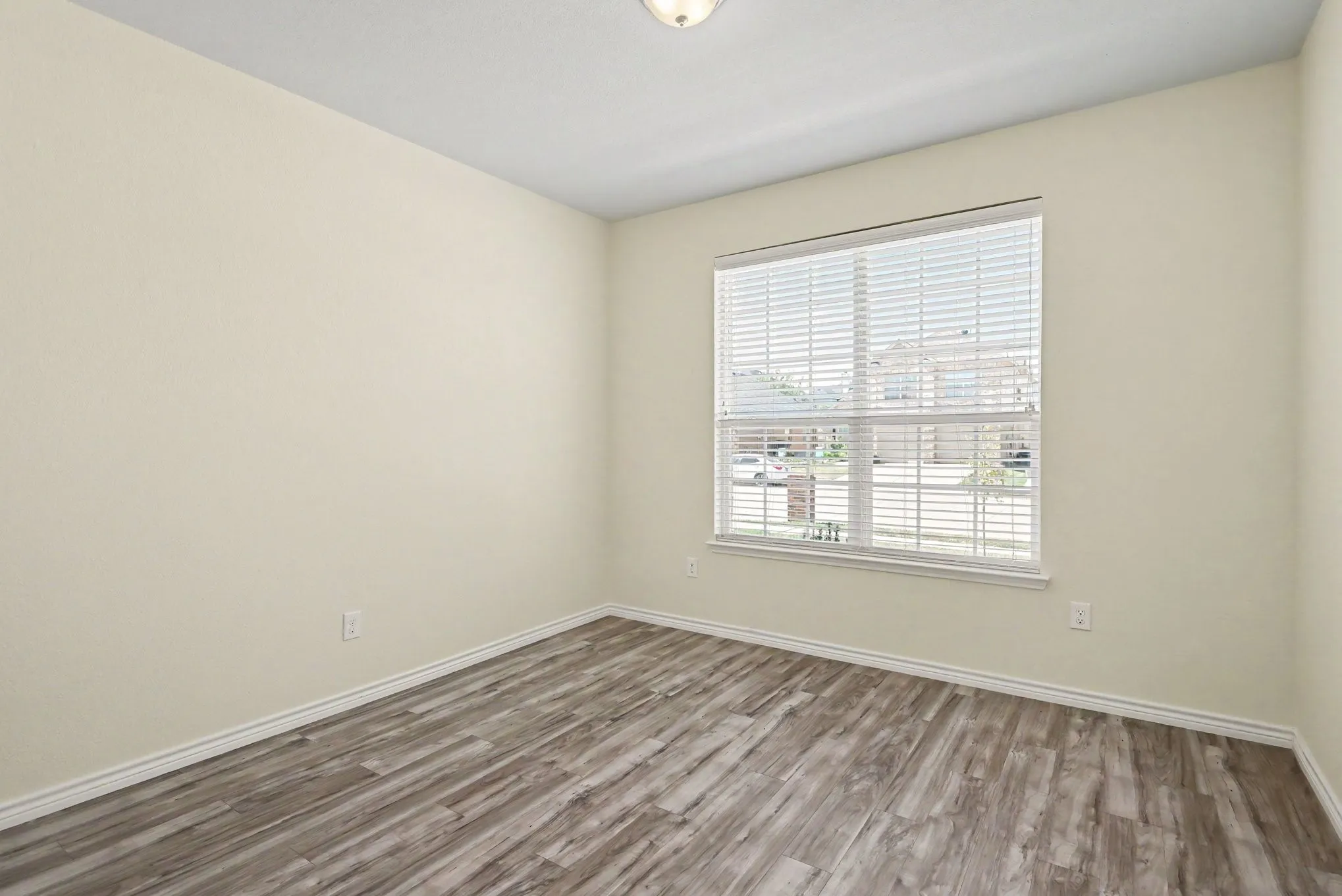 Single Family Residence For Sale in Tarrant County , 6321 Ferncreek Lane, Fort Worth, Texas 76179, 3 Bedroom, 2 Bathroom, 2 Garage spaces, 1,590 Sqft, built in 2010, mls#21345793, Real Estate Agent in Fort Worth, Homes For Sale in Tarrant county, Homes For Sale in Fort Worth, Realtor in Fort Worth Texas, Real Estate Brokerage Independent Realty Texas, Luminita Cordes Realtor