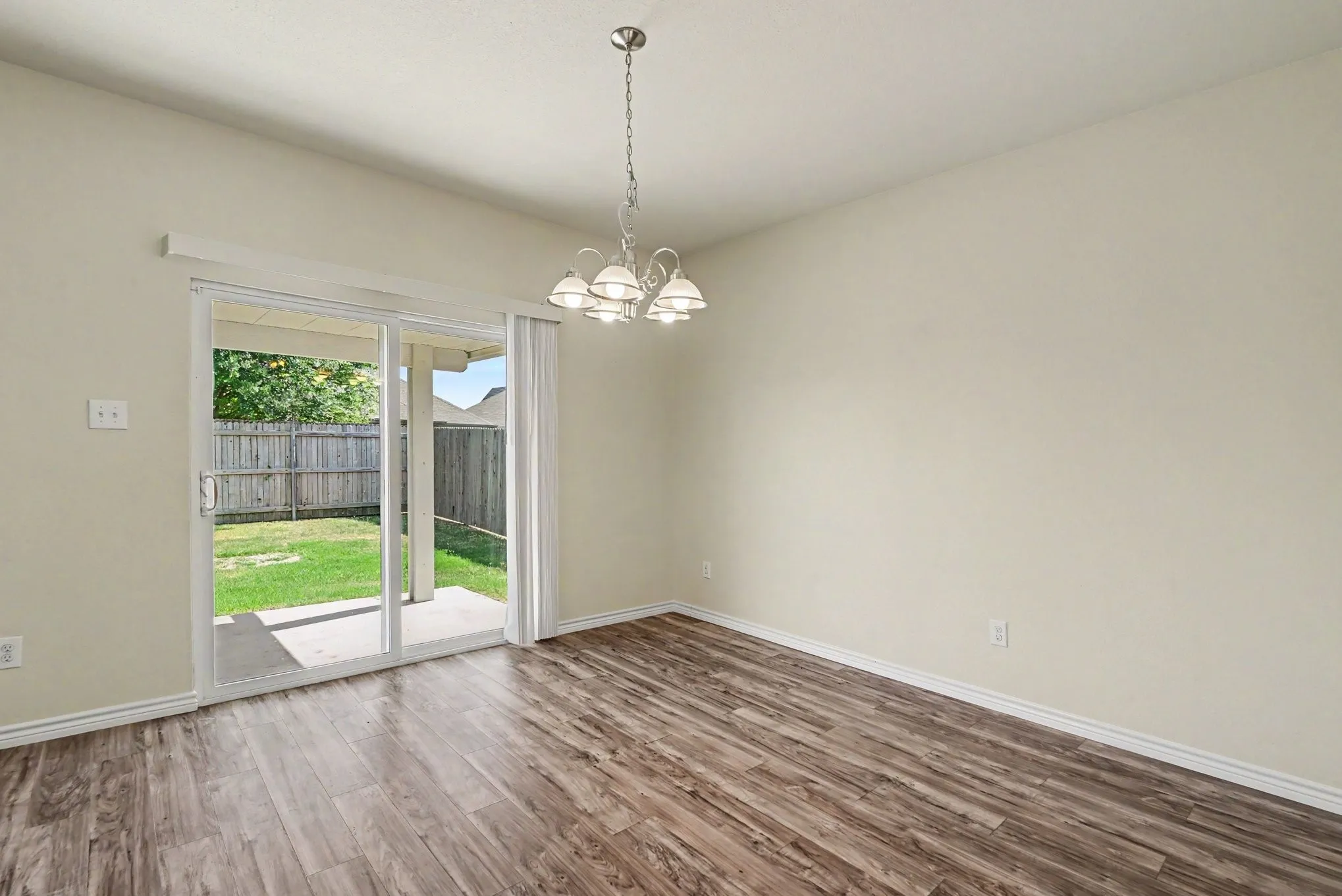 Single Family Residence For Sale in Tarrant County , 6321 Ferncreek Lane, Fort Worth, Texas 76179, 3 Bedroom, 2 Bathroom, 2 Garage spaces, 1,590 Sqft, built in 2010, mls#21345793, Real Estate Agent in Fort Worth, Homes For Sale in Tarrant county, Homes For Sale in Fort Worth, Realtor in Fort Worth Texas, Real Estate Brokerage Independent Realty Texas, Luminita Cordes Realtor