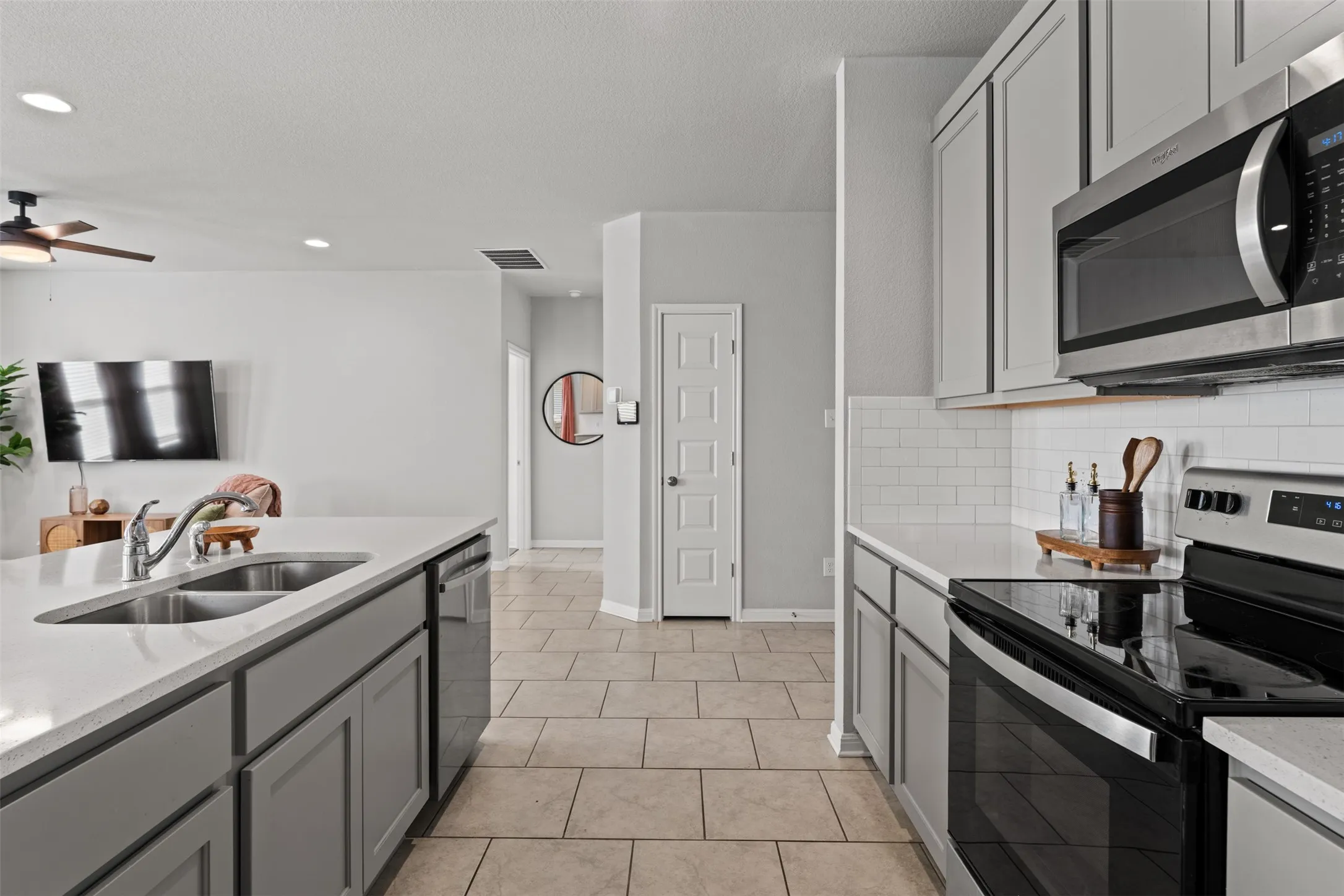 Single Family Residence For Sale in Williamson County , 105 Kellys Heroes Way, Jarrell, Texas 76537, 3 Bedroom, 2 Bathroom, 2 Garage spaces, 1,545 Sqft, built in 2022, mls#21346160, Real Estate Agent in Jarrell, Homes For Sale in Williamson county, Homes For Sale in Jarrell, Realtor in Jarrell Texas, Real Estate Brokerage Independent Realty Texas, Luminita Cordes Realtor