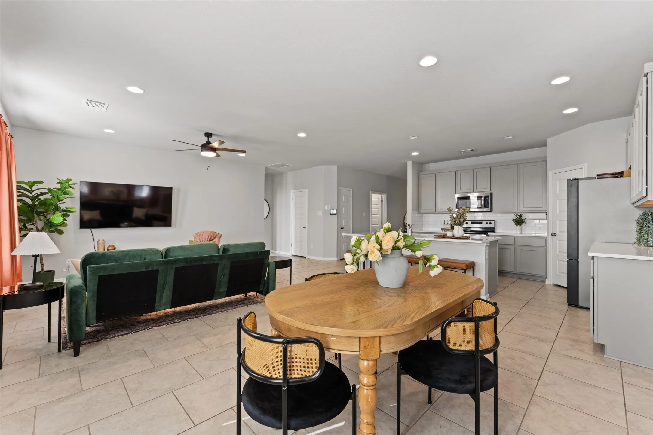 Single Family Residence For Sale in Williamson County , 105 Kellys Heroes Way, Jarrell, Texas 76537, 3 Bedroom, 2 Bathroom, 2 Garage spaces, 1,545 Sqft, built in 2022, mls#21346160, Real Estate Agent in Jarrell, Homes For Sale in Williamson county, Homes For Sale in Jarrell, Realtor in Jarrell Texas, Real Estate Brokerage Independent Realty Texas, Luminita Cordes Realtor