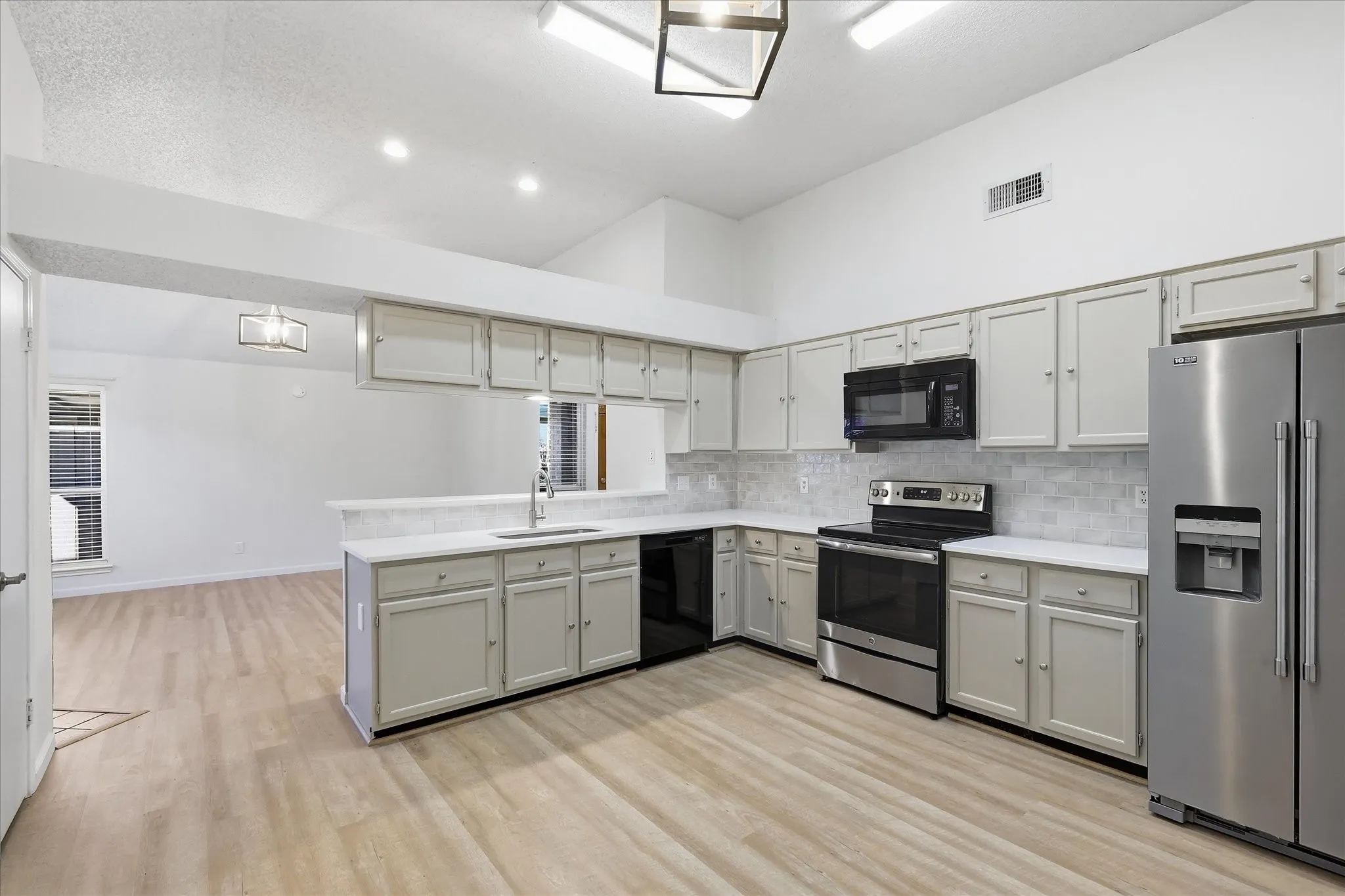 Duplex For Rent in Dallas County , 559 Lee Drive, Coppell, Texas 75019, 3 Bedroom, 2 Bathroom, 1 Garage spaces, 1,190 Sqft, built in 1985, mls#21346830, Real Estate Agent in Coppell, Homes For Rent in Dallas county, Homes For Rent in Coppell, Realtor in Coppell Texas, Real Estate Brokerage Independent Realty Texas, Luminita Cordes Realtor