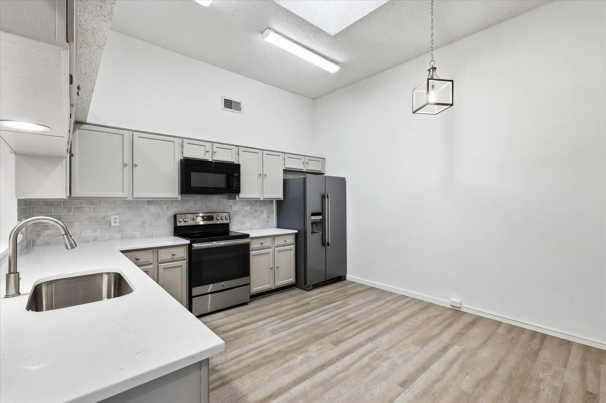 Duplex For Rent in Dallas County , 559 Lee Drive, Coppell, Texas 75019, 3 Bedroom, 2 Bathroom, 1 Garage spaces, 1,190 Sqft, built in 1985, mls#21346830, Real Estate Agent in Coppell, Homes For Rent in Dallas county, Homes For Rent in Coppell, Realtor in Coppell Texas, Real Estate Brokerage Independent Realty Texas, Luminita Cordes Realtor