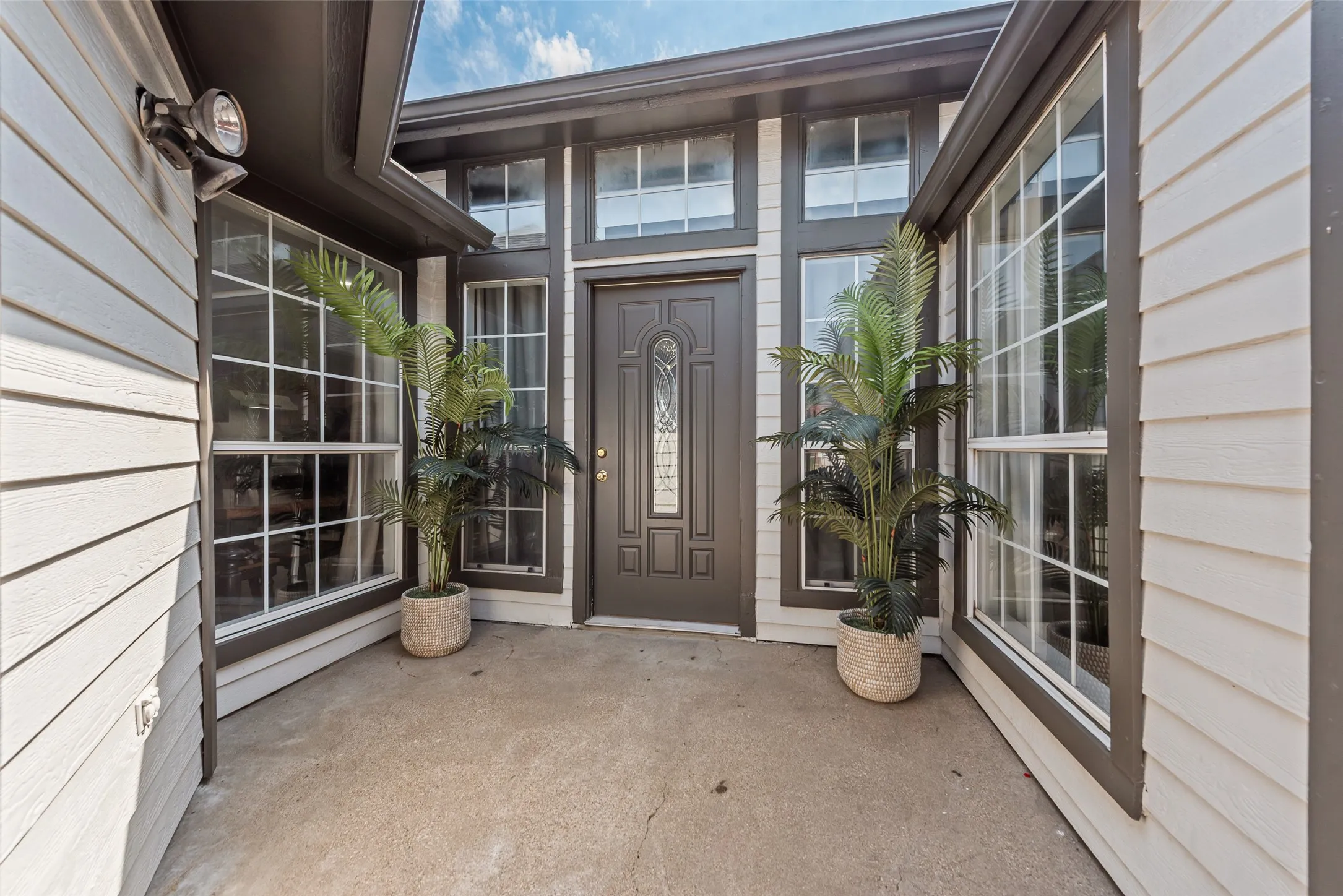 Beautiful Entry. Perfect for Sitting with Coffee!