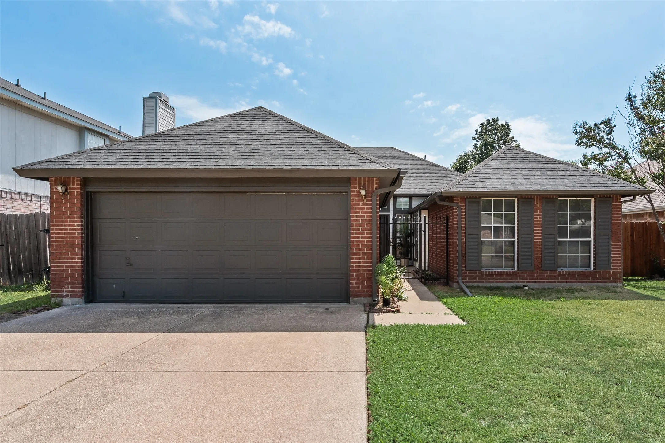Single Family Residence For Sale in Tarrant County , 5209 Manhassett Drive, Arlington, Texas 76018, 3 Bedroom, 2 Bathroom, 2 Garage spaces, 1,615 Sqft, built in 1989, mls#21347598, Real Estate Agent in Arlington, Homes For Sale in Tarrant county, Homes For Sale in Arlington, Realtor in Arlington Texas, Real Estate Brokerage Independent Realty Texas, Luminita Cordes Realtor