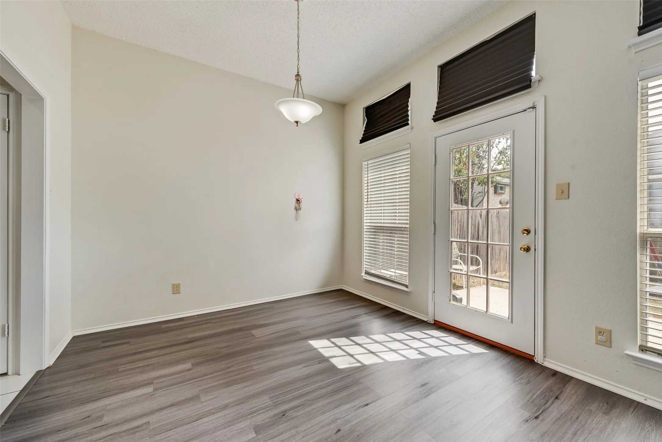 Single Family Residence For Sale in Tarrant County , 5209 Manhassett Drive, Arlington, Texas 76018, 3 Bedroom, 2 Bathroom, 2 Garage spaces, 1,615 Sqft, built in 1989, mls#21347598, Real Estate Agent in Arlington, Homes For Sale in Tarrant county, Homes For Sale in Arlington, Realtor in Arlington Texas, Real Estate Brokerage Independent Realty Texas, Luminita Cordes Realtor