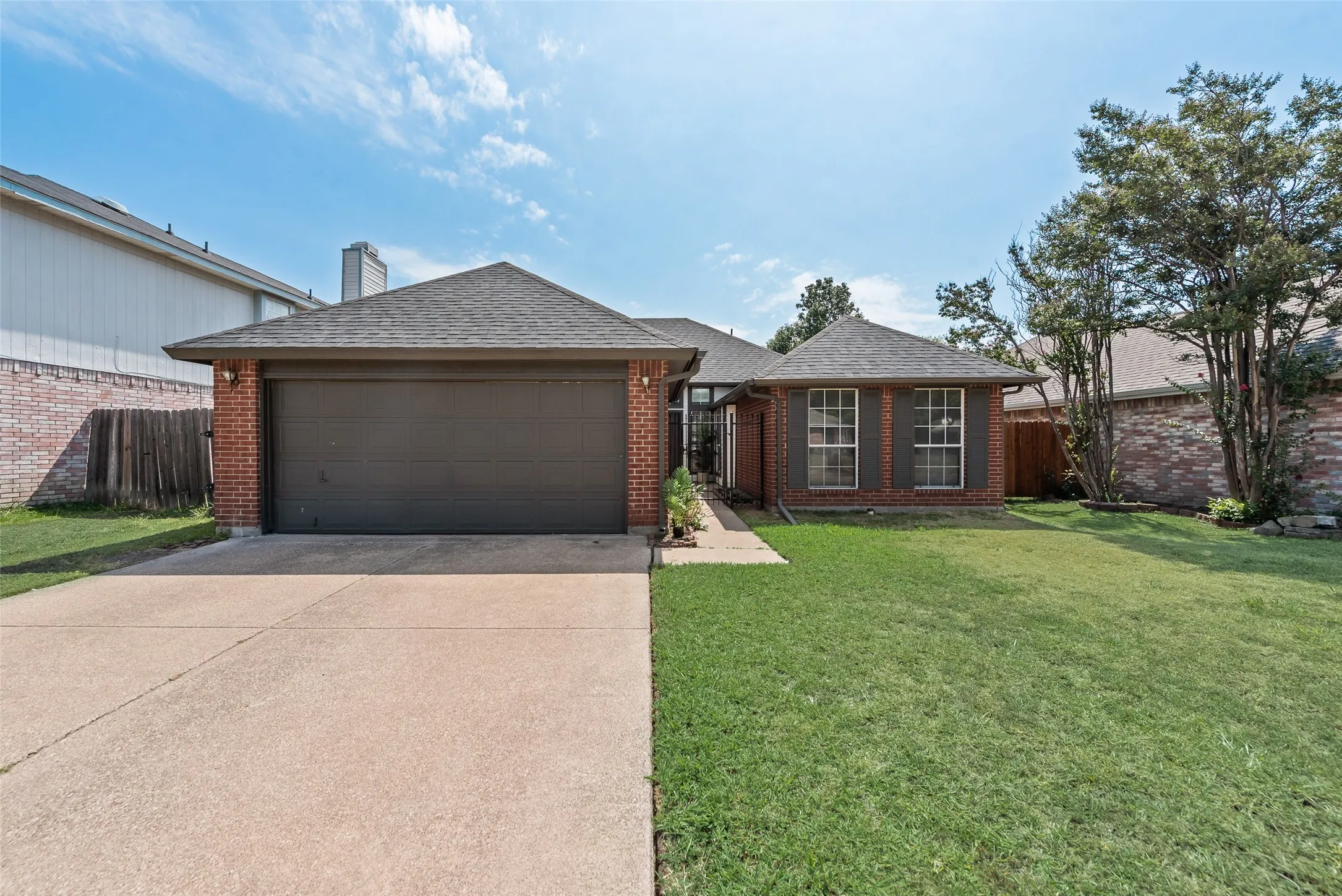 Single Family Residence For Sale in Tarrant County , 5209 Manhassett Drive, Arlington, Texas 76018, 3 Bedroom, 2 Bathroom, 2 Garage spaces, 1,615 Sqft, built in 1989, mls#21347598, Real Estate Agent in Arlington, Homes For Sale in Tarrant county, Homes For Sale in Arlington, Realtor in Arlington Texas, Real Estate Brokerage Independent Realty Texas, Luminita Cordes Realtor