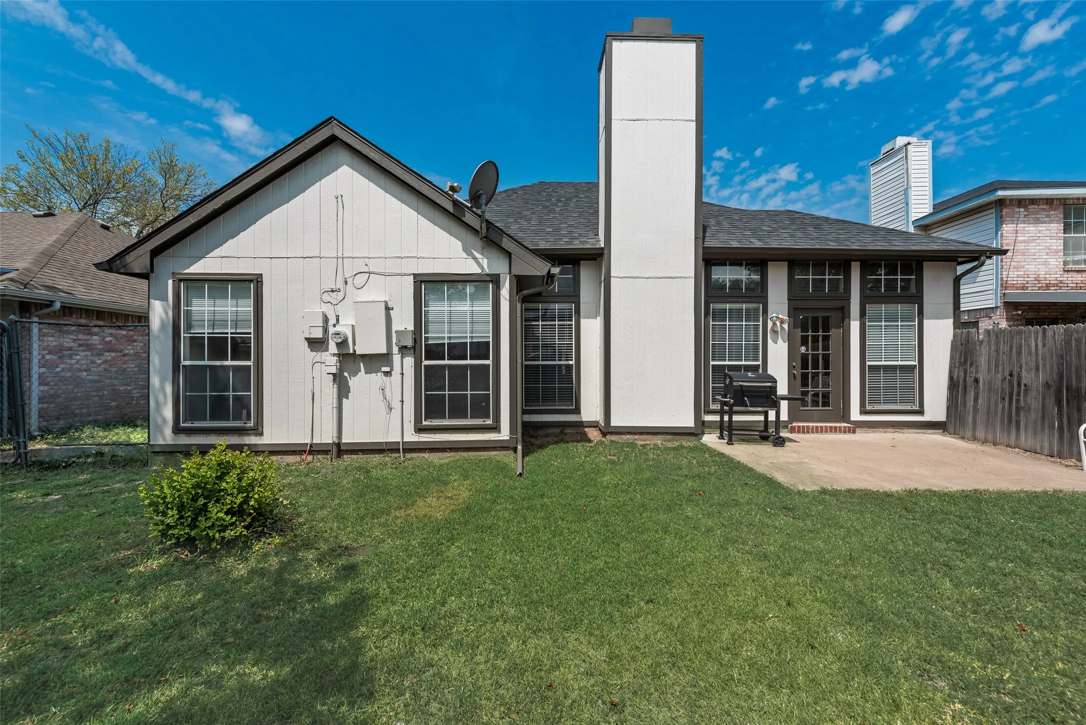 Single Family Residence For Sale in Tarrant County , 5209 Manhassett Drive, Arlington, Texas 76018, 3 Bedroom, 2 Bathroom, 2 Garage spaces, 1,615 Sqft, built in 1989, mls#21347598, Real Estate Agent in Arlington, Homes For Sale in Tarrant county, Homes For Sale in Arlington, Realtor in Arlington Texas, Real Estate Brokerage Independent Realty Texas, Luminita Cordes Realtor