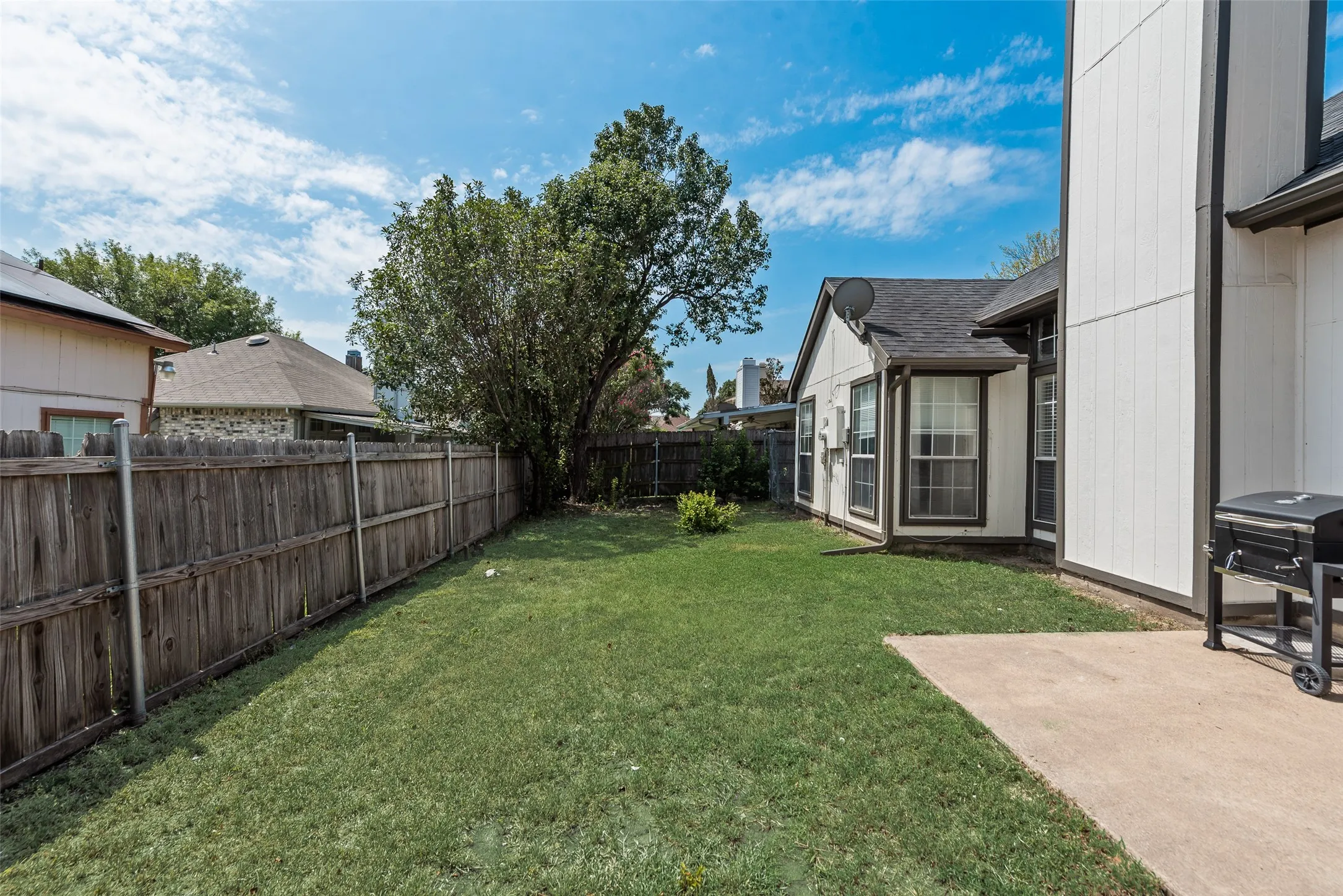 Single Family Residence For Sale in Tarrant County , 5209 Manhassett Drive, Arlington, Texas 76018, 3 Bedroom, 2 Bathroom, 2 Garage spaces, 1,615 Sqft, built in 1989, mls#21347598, Real Estate Agent in Arlington, Homes For Sale in Tarrant county, Homes For Sale in Arlington, Realtor in Arlington Texas, Real Estate Brokerage Independent Realty Texas, Luminita Cordes Realtor