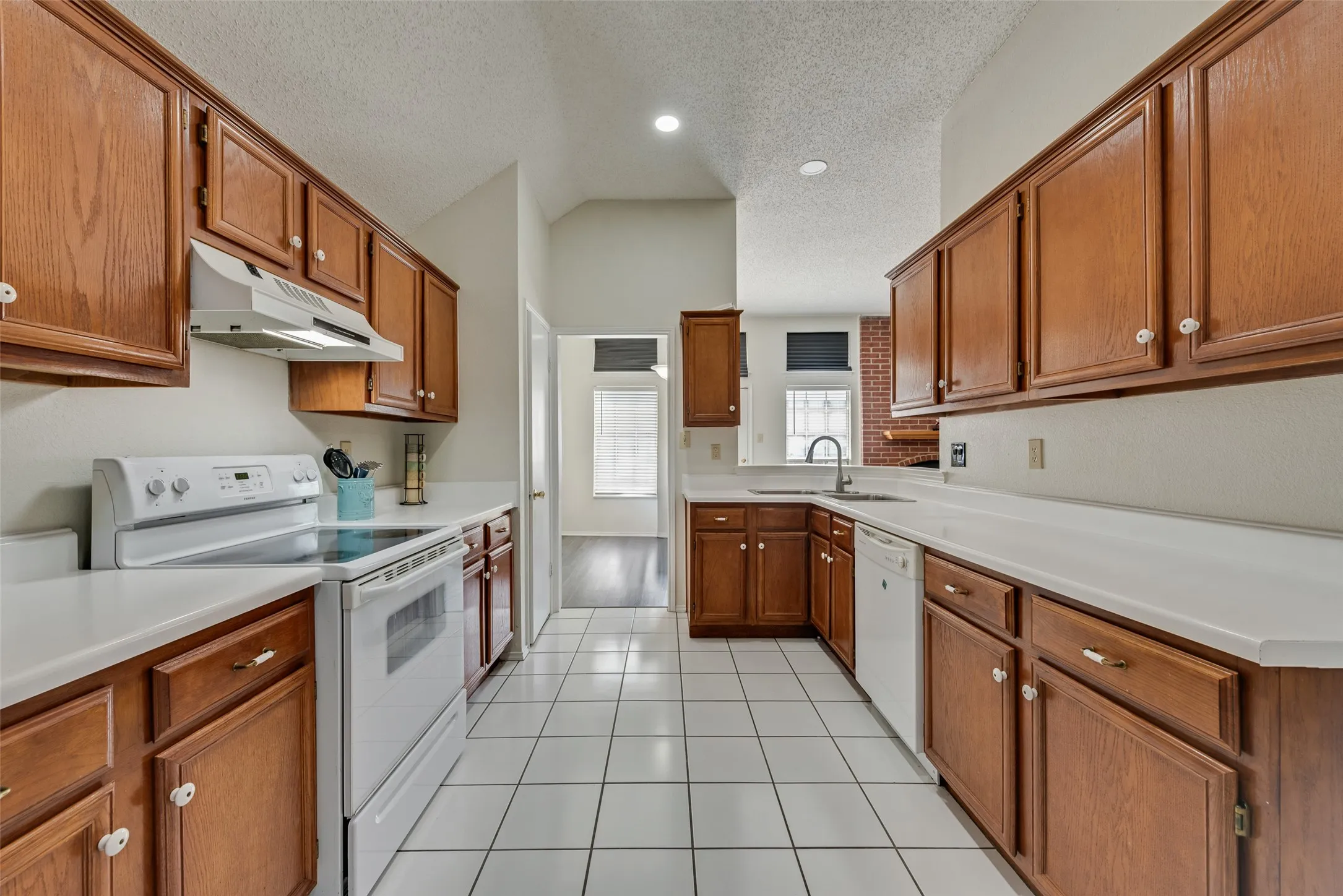 Single Family Residence For Sale in Tarrant County , 5209 Manhassett Drive, Arlington, Texas 76018, 3 Bedroom, 2 Bathroom, 2 Garage spaces, 1,615 Sqft, built in 1989, mls#21347598, Real Estate Agent in Arlington, Homes For Sale in Tarrant county, Homes For Sale in Arlington, Realtor in Arlington Texas, Real Estate Brokerage Independent Realty Texas, Luminita Cordes Realtor