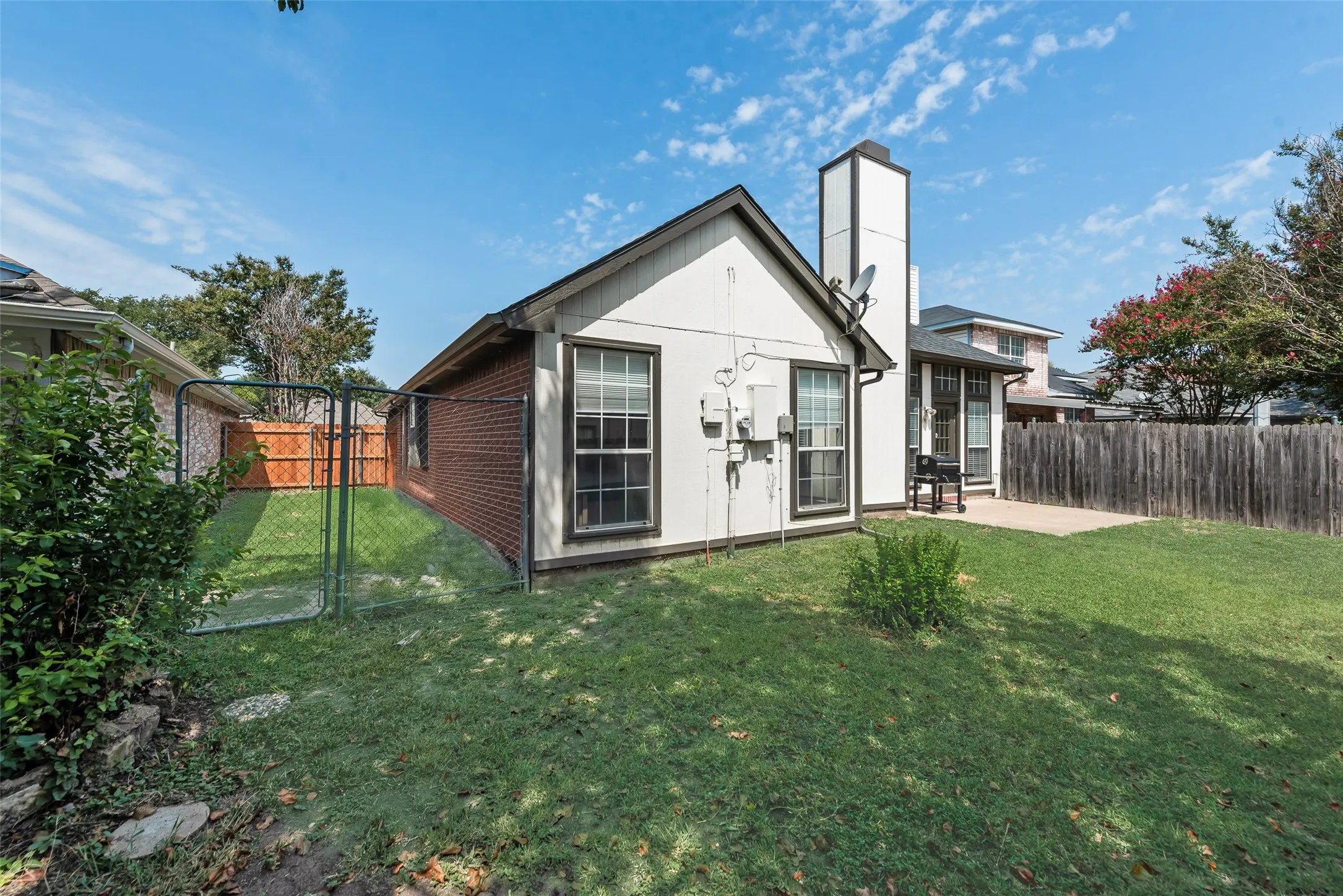Single Family Residence For Sale in Tarrant County , 5209 Manhassett Drive, Arlington, Texas 76018, 3 Bedroom, 2 Bathroom, 2 Garage spaces, 1,615 Sqft, built in 1989, mls#21347598, Real Estate Agent in Arlington, Homes For Sale in Tarrant county, Homes For Sale in Arlington, Realtor in Arlington Texas, Real Estate Brokerage Independent Realty Texas, Luminita Cordes Realtor