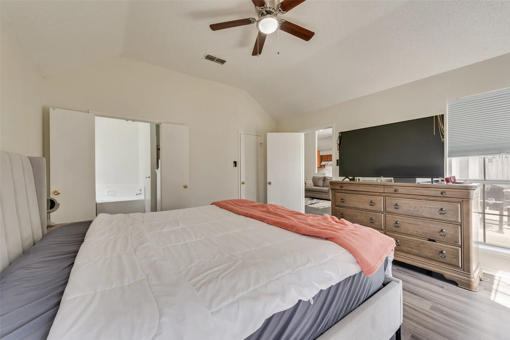 Single Family Residence For Sale in Tarrant County , 5209 Manhassett Drive, Arlington, Texas 76018, 3 Bedroom, 2 Bathroom, 2 Garage spaces, 1,615 Sqft, built in 1989, mls#21347598, Real Estate Agent in Arlington, Homes For Sale in Tarrant county, Homes For Sale in Arlington, Realtor in Arlington Texas, Real Estate Brokerage Independent Realty Texas, Luminita Cordes Realtor
