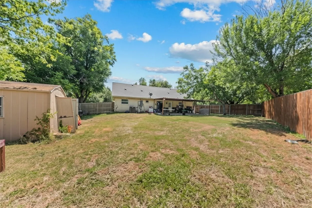 Single Family Residence For Sale in Mc Lennan County , 3409 Kenwood Street, Waco, Texas 76706, 4 Bedroom, 2 Bathroom, 2 Garage spaces, 1,825 Sqft, built in 1973, mls#21347601, Real Estate Agent in Waco, Homes For Sale in Mc Lennan county, Homes For Sale in Waco, Realtor in Waco Texas, Real Estate Brokerage Independent Realty Texas, Luminita Cordes Realtor