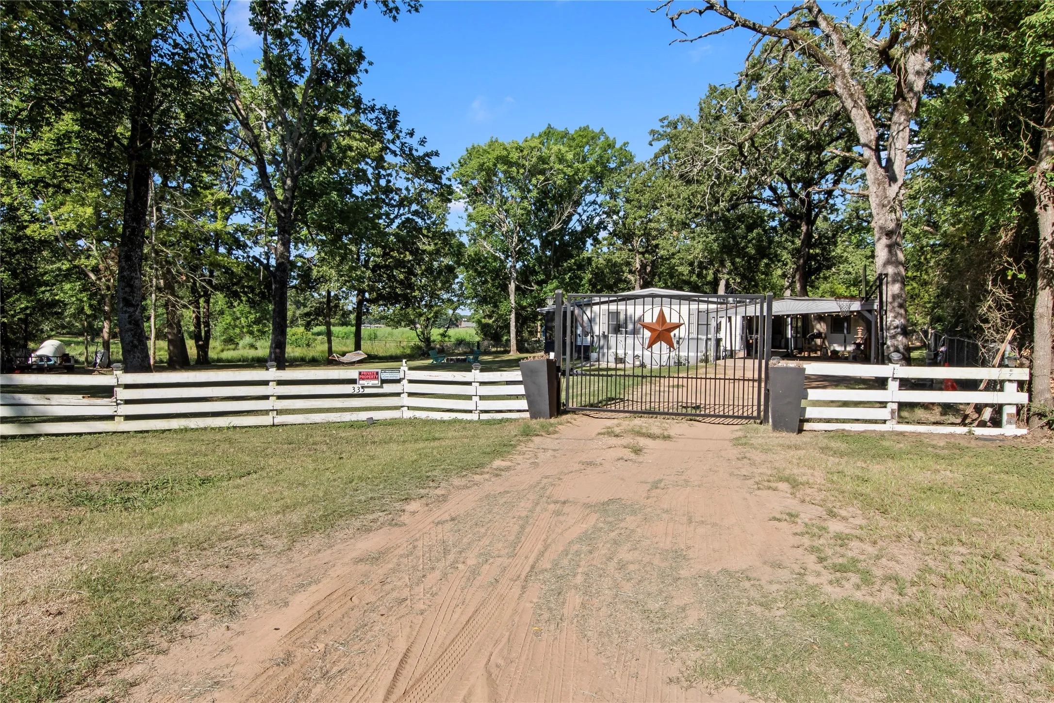 Single Family Residence For Sale in Henderson County , 335 Running Brook Road, Mabank, Texas 75156, 3 Bedroom, 2 Bathroom, Garage spaces, 1,280 Sqft, built in 1988, mls#21344991, Real Estate Agent in Mabank, Homes For Sale in Henderson county, Homes For Sale in Mabank, Realtor in Mabank Texas, Real Estate Brokerage Independent Realty Texas, Luminita Cordes Realtor