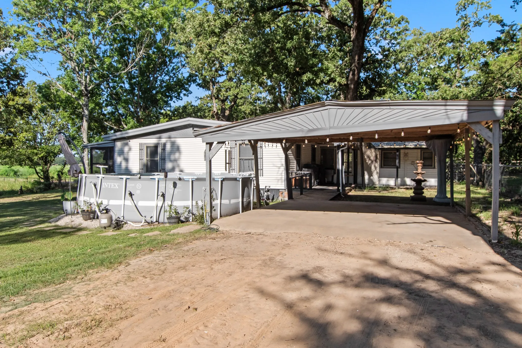 Single Family Residence For Sale in Henderson County , 335 Running Brook Road, Mabank, Texas 75156, 3 Bedroom, 2 Bathroom, Garage spaces, 1,280 Sqft, built in 1988, mls#21344991, Real Estate Agent in Mabank, Homes For Sale in Henderson county, Homes For Sale in Mabank, Realtor in Mabank Texas, Real Estate Brokerage Independent Realty Texas, Luminita Cordes Realtor