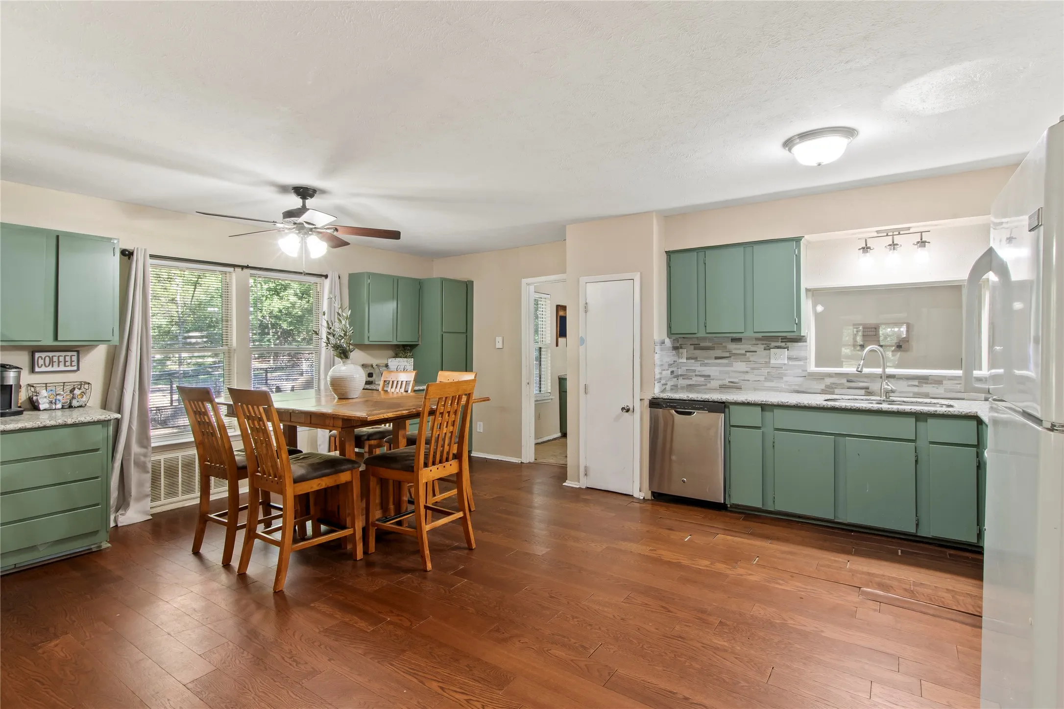 Single Family Residence For Sale in Henderson County , 335 Running Brook Road, Mabank, Texas 75156, 3 Bedroom, 2 Bathroom, Garage spaces, 1,280 Sqft, built in 1988, mls#21344991, Real Estate Agent in Mabank, Homes For Sale in Henderson county, Homes For Sale in Mabank, Realtor in Mabank Texas, Real Estate Brokerage Independent Realty Texas, Luminita Cordes Realtor