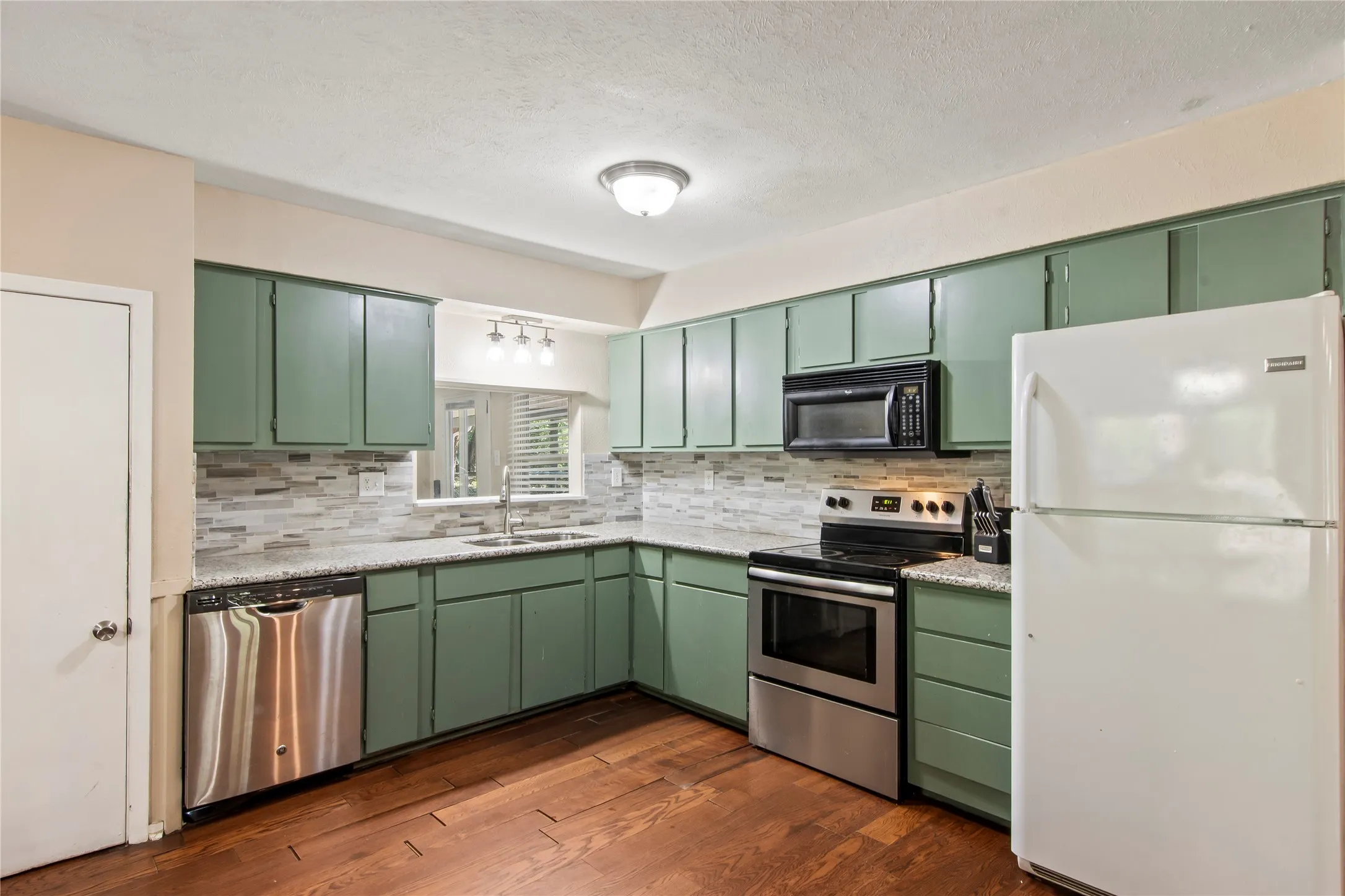 Single Family Residence For Sale in Henderson County , 335 Running Brook Road, Mabank, Texas 75156, 3 Bedroom, 2 Bathroom, Garage spaces, 1,280 Sqft, built in 1988, mls#21344991, Real Estate Agent in Mabank, Homes For Sale in Henderson county, Homes For Sale in Mabank, Realtor in Mabank Texas, Real Estate Brokerage Independent Realty Texas, Luminita Cordes Realtor