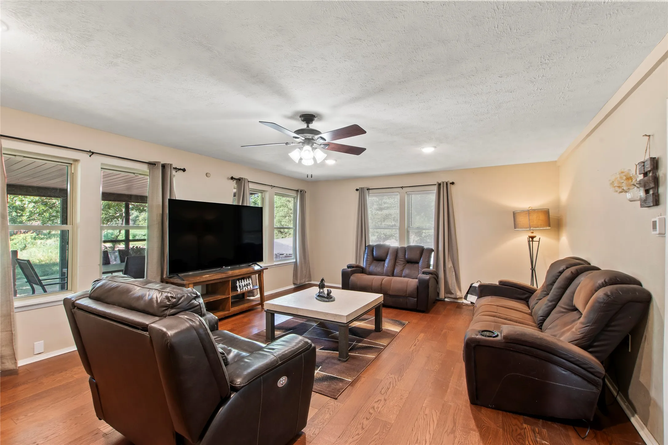 Single Family Residence For Sale in Henderson County , 335 Running Brook Road, Mabank, Texas 75156, 3 Bedroom, 2 Bathroom, Garage spaces, 1,280 Sqft, built in 1988, mls#21344991, Real Estate Agent in Mabank, Homes For Sale in Henderson county, Homes For Sale in Mabank, Realtor in Mabank Texas, Real Estate Brokerage Independent Realty Texas, Luminita Cordes Realtor