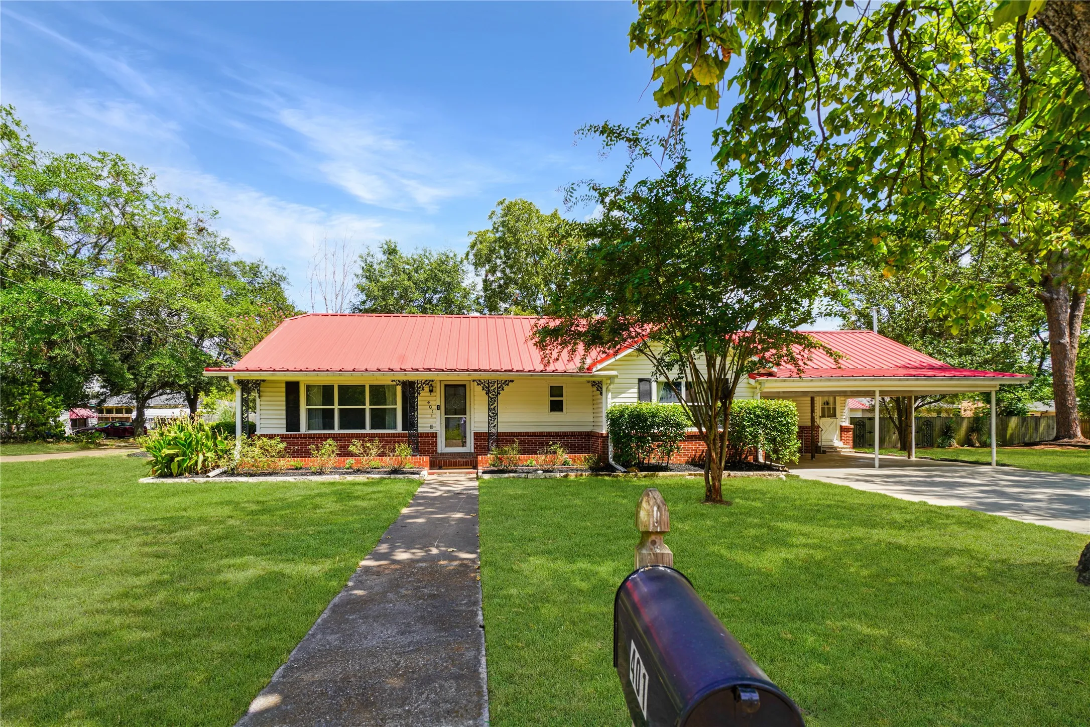 Single Family Residence For Sale in Wood County , 401 S Mill Street, Winnsboro, Texas 75494, 4 Bedroom, 2 Bathroom, Garage spaces, 2,552 Sqft, built in 1950, mls#21347617, Real Estate Agent in Winnsboro, Homes For Sale in Wood county, Homes For Sale in Winnsboro, Realtor in Winnsboro Texas, Real Estate Brokerage Independent Realty Texas, Luminita Cordes Realtor