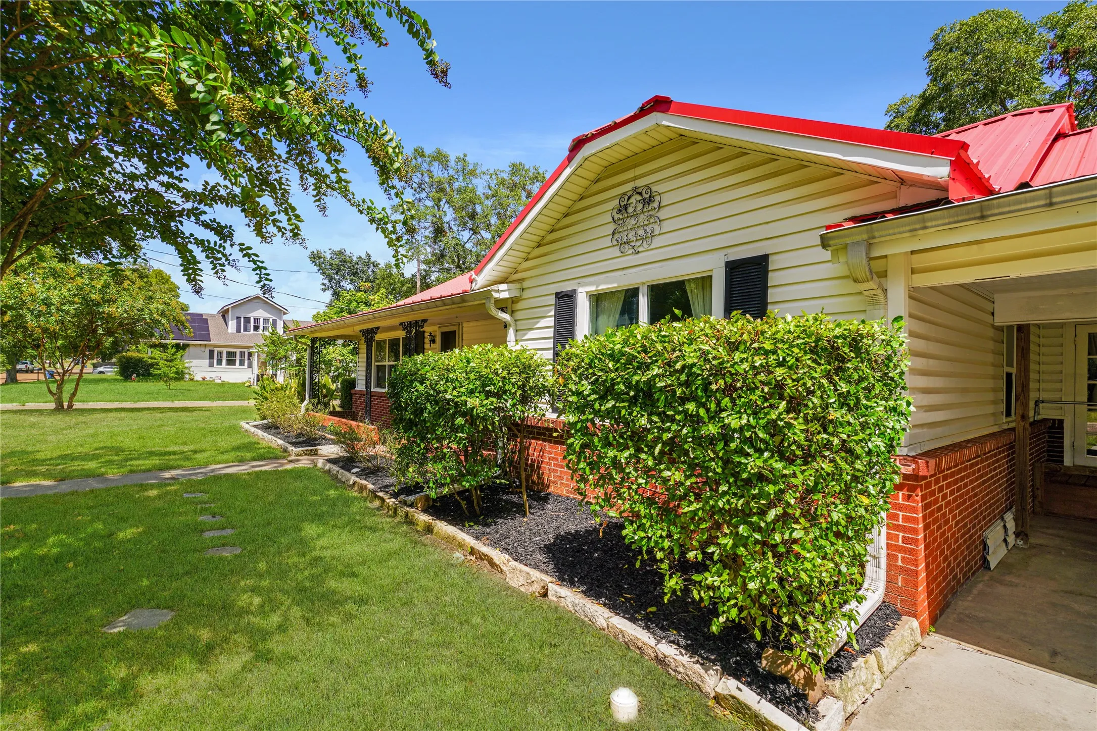 Single Family Residence For Sale in Wood County , 401 S Mill Street, Winnsboro, Texas 75494, 4 Bedroom, 2 Bathroom, Garage spaces, 2,552 Sqft, built in 1950, mls#21347617, Real Estate Agent in Winnsboro, Homes For Sale in Wood county, Homes For Sale in Winnsboro, Realtor in Winnsboro Texas, Real Estate Brokerage Independent Realty Texas, Luminita Cordes Realtor
