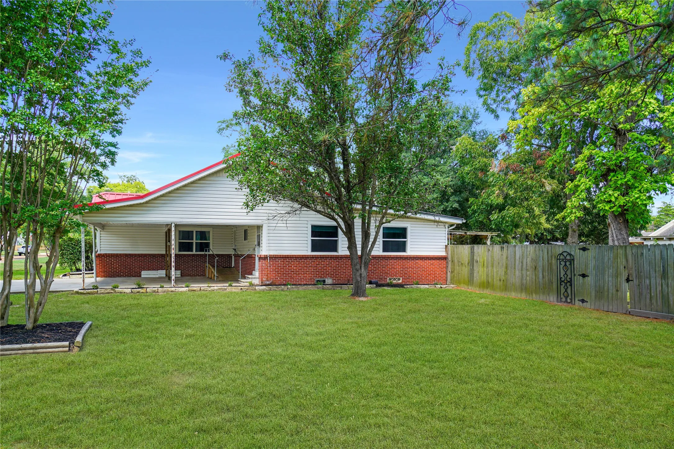 Single Family Residence For Sale in Wood County , 401 S Mill Street, Winnsboro, Texas 75494, 4 Bedroom, 2 Bathroom, Garage spaces, 2,552 Sqft, built in 1950, mls#21347617, Real Estate Agent in Winnsboro, Homes For Sale in Wood county, Homes For Sale in Winnsboro, Realtor in Winnsboro Texas, Real Estate Brokerage Independent Realty Texas, Luminita Cordes Realtor