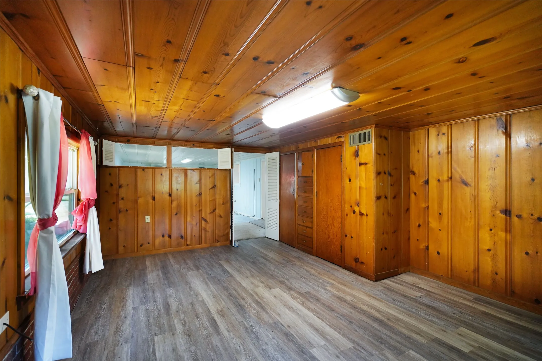 Single Family Residence For Sale in Wood County , 401 S Mill Street, Winnsboro, Texas 75494, 4 Bedroom, 2 Bathroom, Garage spaces, 2,552 Sqft, built in 1950, mls#21347617, Real Estate Agent in Winnsboro, Homes For Sale in Wood county, Homes For Sale in Winnsboro, Realtor in Winnsboro Texas, Real Estate Brokerage Independent Realty Texas, Luminita Cordes Realtor
