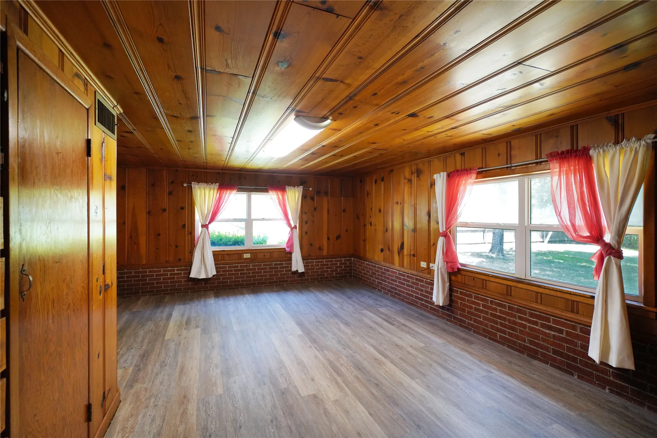 Single Family Residence For Sale in Wood County , 401 S Mill Street, Winnsboro, Texas 75494, 4 Bedroom, 2 Bathroom, Garage spaces, 2,552 Sqft, built in 1950, mls#21347617, Real Estate Agent in Winnsboro, Homes For Sale in Wood county, Homes For Sale in Winnsboro, Realtor in Winnsboro Texas, Real Estate Brokerage Independent Realty Texas, Luminita Cordes Realtor
