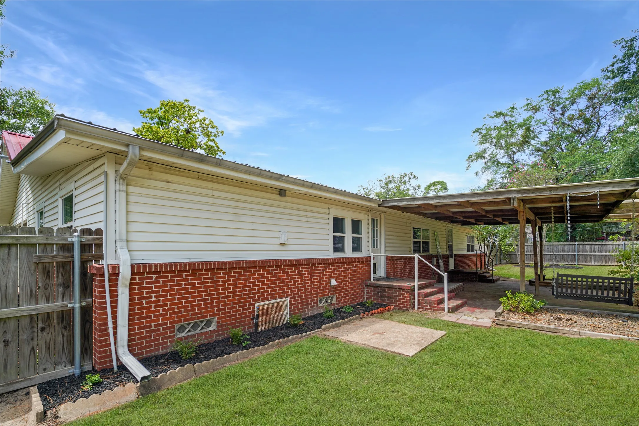 Single Family Residence For Sale in Wood County , 401 S Mill Street, Winnsboro, Texas 75494, 4 Bedroom, 2 Bathroom, Garage spaces, 2,552 Sqft, built in 1950, mls#21347617, Real Estate Agent in Winnsboro, Homes For Sale in Wood county, Homes For Sale in Winnsboro, Realtor in Winnsboro Texas, Real Estate Brokerage Independent Realty Texas, Luminita Cordes Realtor