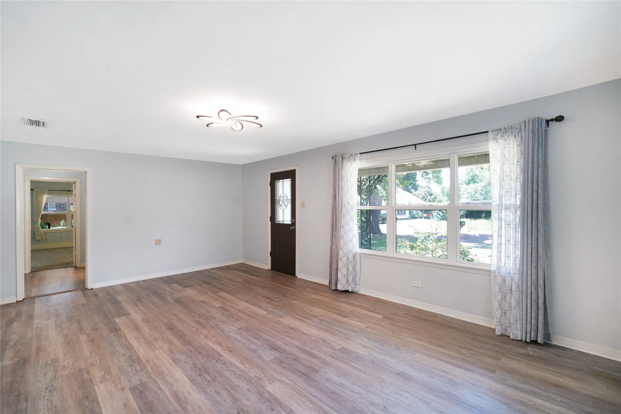 Single Family Residence For Sale in Wood County , 401 S Mill Street, Winnsboro, Texas 75494, 4 Bedroom, 2 Bathroom, Garage spaces, 2,552 Sqft, built in 1950, mls#21347617, Real Estate Agent in Winnsboro, Homes For Sale in Wood county, Homes For Sale in Winnsboro, Realtor in Winnsboro Texas, Real Estate Brokerage Independent Realty Texas, Luminita Cordes Realtor