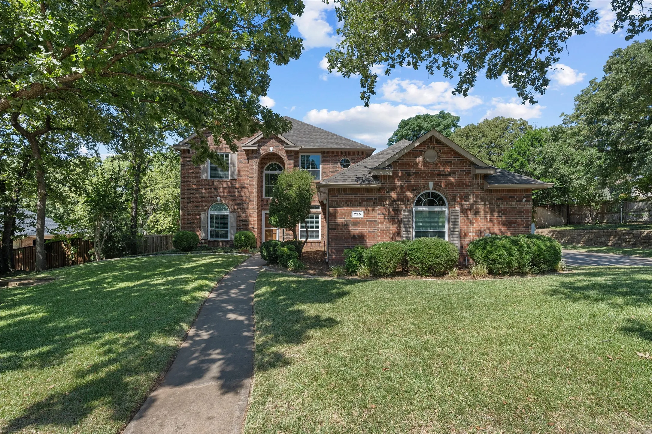 Single Family Residence For Sale in Tarrant County , 725 Big Horn Trail, Crowley, Texas 76036, 4 Bedroom, 4 Bathroom, 2 Garage spaces, 3,795 Sqft, built in 2001, mls#21346435, Real Estate Agent in Crowley, Homes For Sale in Tarrant county, Homes For Sale in Crowley, Realtor in Crowley Texas, Real Estate Brokerage Independent Realty Texas, Luminita Cordes Realtor