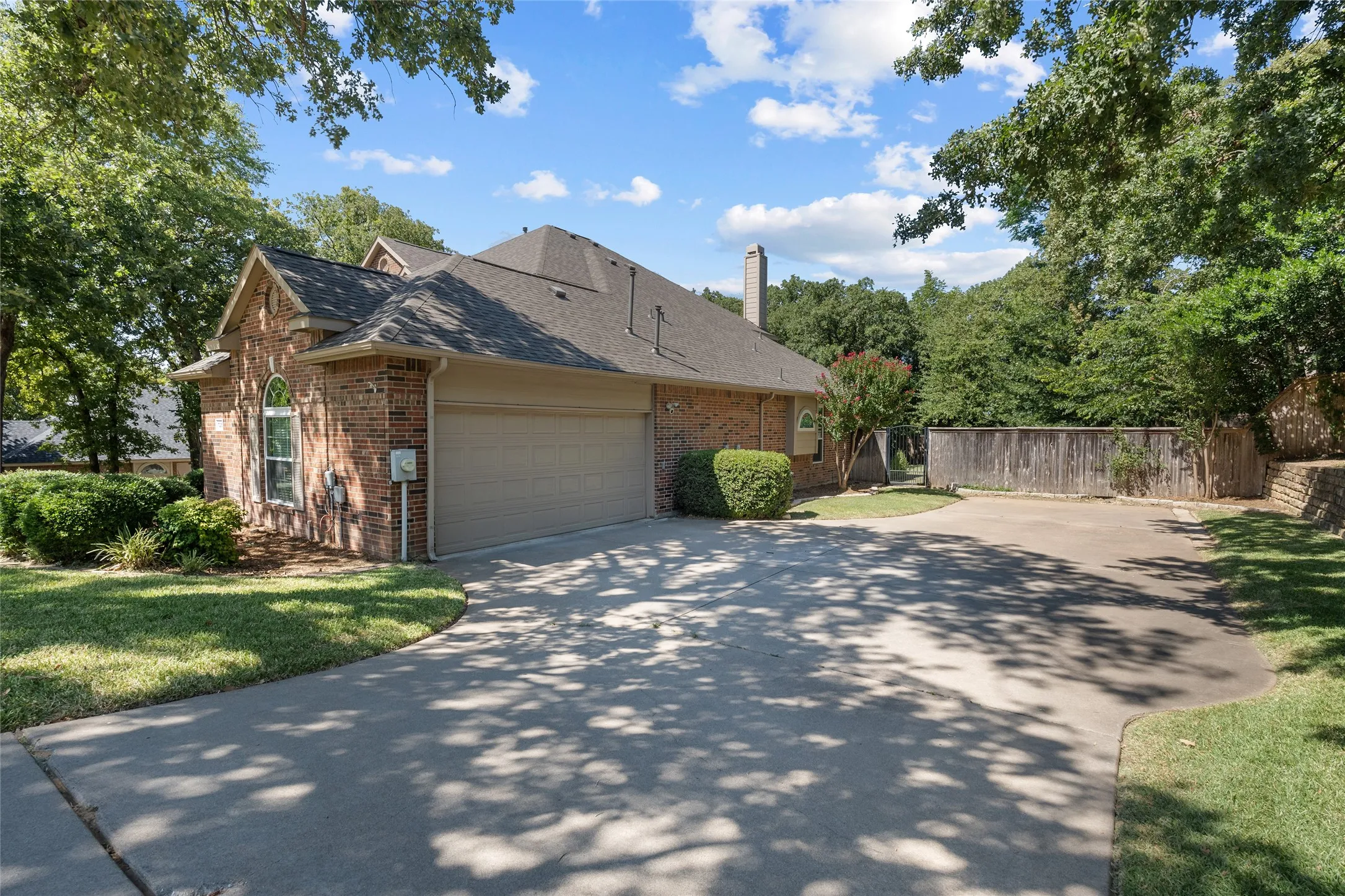 Single Family Residence For Sale in Tarrant County , 725 Big Horn Trail, Crowley, Texas 76036, 4 Bedroom, 4 Bathroom, 2 Garage spaces, 3,795 Sqft, built in 2001, mls#21346435, Real Estate Agent in Crowley, Homes For Sale in Tarrant county, Homes For Sale in Crowley, Realtor in Crowley Texas, Real Estate Brokerage Independent Realty Texas, Luminita Cordes Realtor