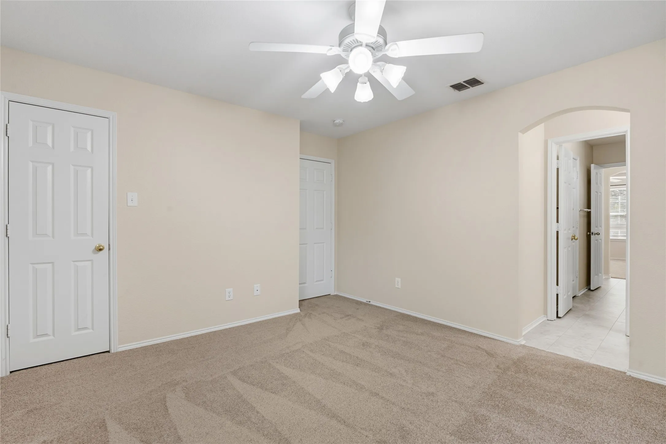 Single Family Residence For Sale in Tarrant County , 725 Big Horn Trail, Crowley, Texas 76036, 4 Bedroom, 4 Bathroom, 2 Garage spaces, 3,795 Sqft, built in 2001, mls#21346435, Real Estate Agent in Crowley, Homes For Sale in Tarrant county, Homes For Sale in Crowley, Realtor in Crowley Texas, Real Estate Brokerage Independent Realty Texas, Luminita Cordes Realtor