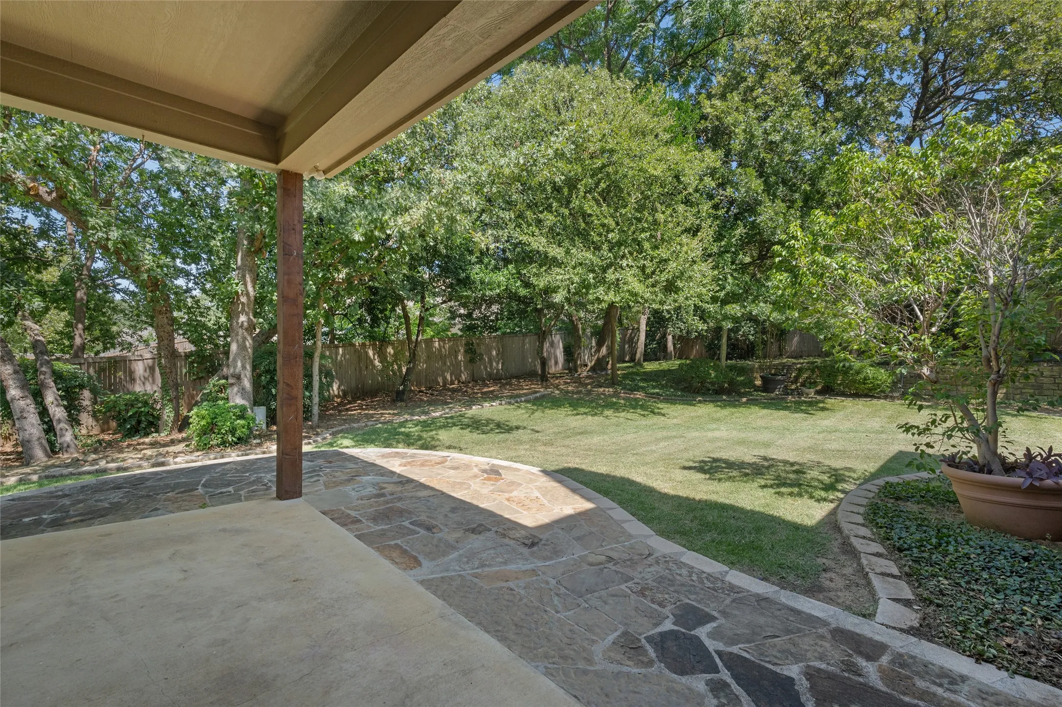 Single Family Residence For Sale in Tarrant County , 725 Big Horn Trail, Crowley, Texas 76036, 4 Bedroom, 4 Bathroom, 2 Garage spaces, 3,795 Sqft, built in 2001, mls#21346435, Real Estate Agent in Crowley, Homes For Sale in Tarrant county, Homes For Sale in Crowley, Realtor in Crowley Texas, Real Estate Brokerage Independent Realty Texas, Luminita Cordes Realtor