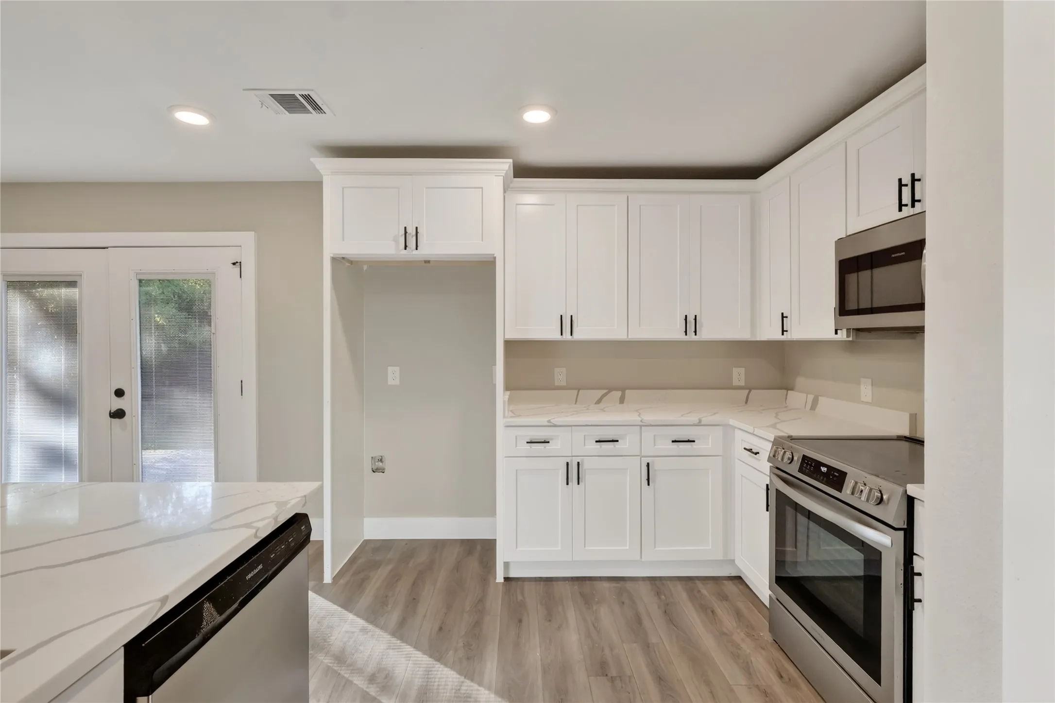 Single Family Residence For Rent in Kaufman County , 209 W 9th Street, Kemp, Texas 75143, 5 Bedroom, 3 Bathroom, 2 Garage spaces, 2,728 Sqft, built in 1969, mls#21347623, Real Estate Agent in Kemp, Homes For Rent in Kaufman county, Homes For Rent in Kemp, Realtor in Kemp Texas, Real Estate Brokerage Independent Realty Texas, Luminita Cordes Realtor